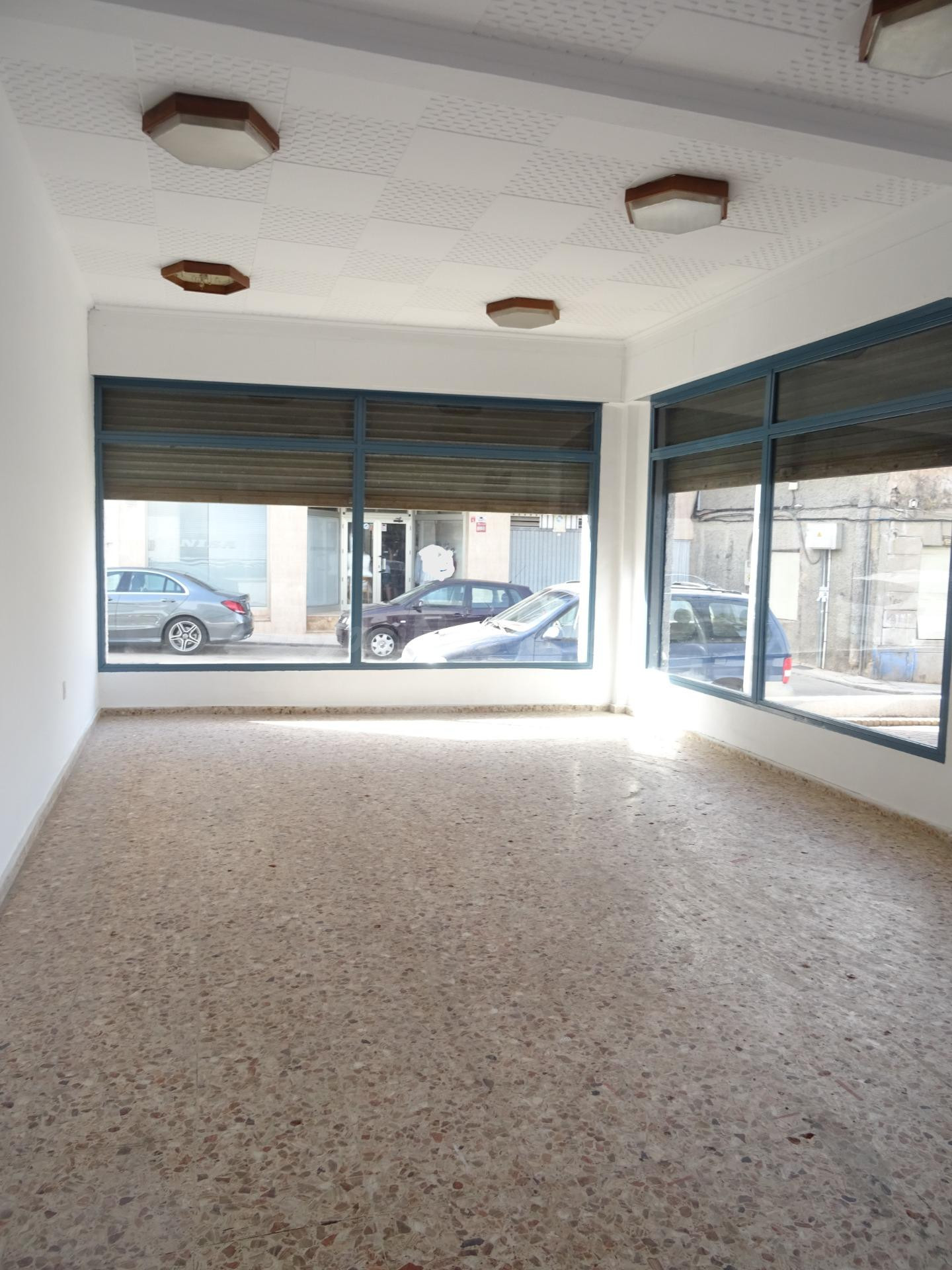Bajo comerical en Alquiler en Media Sala