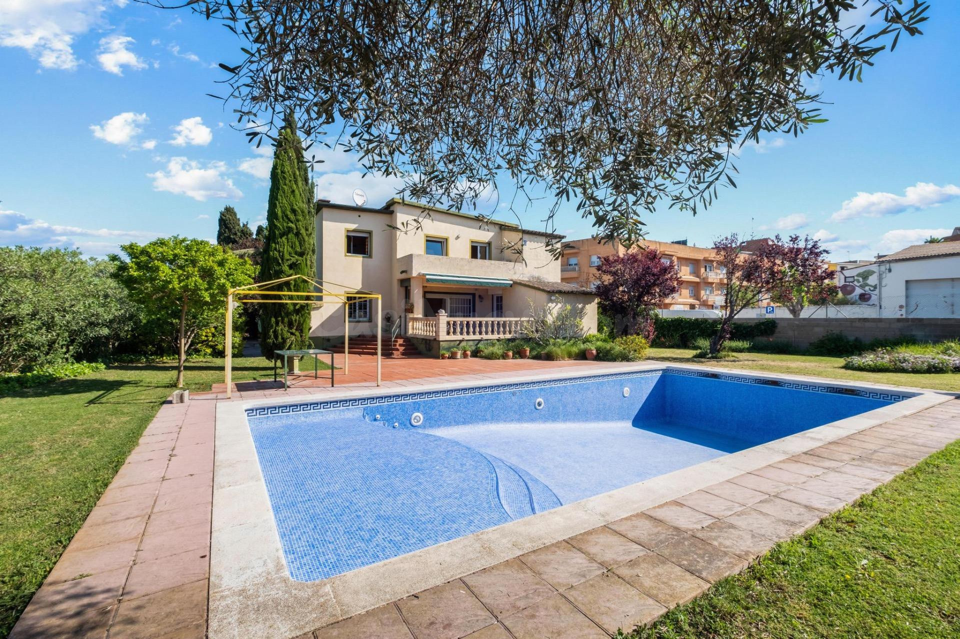 Villa con gran jardín de 1500m2 y piscina de 70m2 a 100m del centro de Sant Pere Pescador