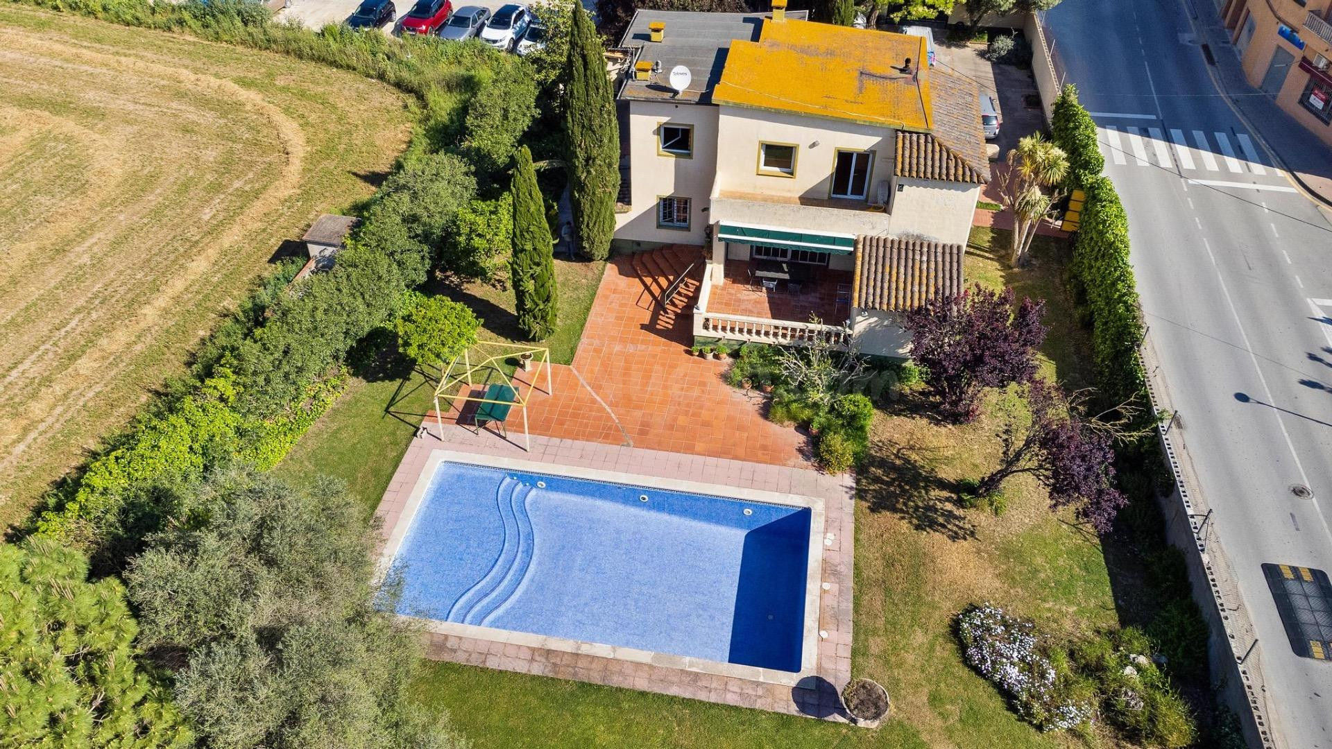 Villa con gran jardín de 1500m2 y piscina de 70m2 a 100m del - foto 3