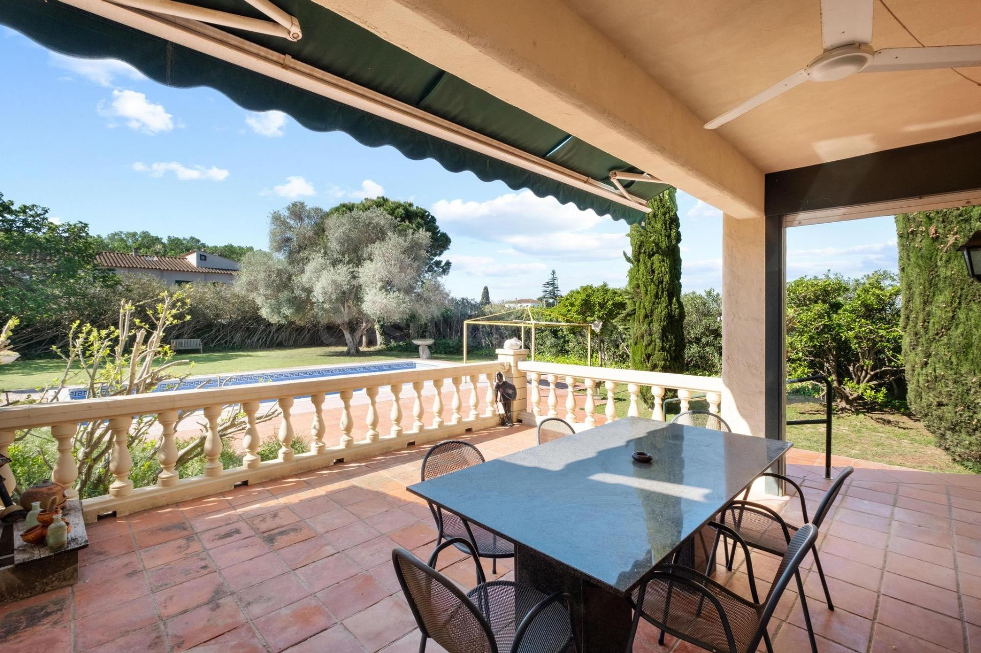 Villa con gran jardín de 1500m2 y piscina de 70m2 a 100m del - foto 4