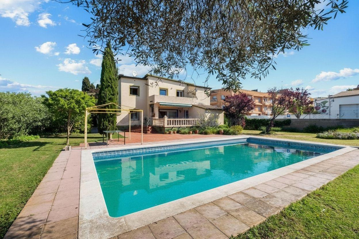 Villa con gran jardín y piscina,  a 2,7km de la playa y 100m del centro