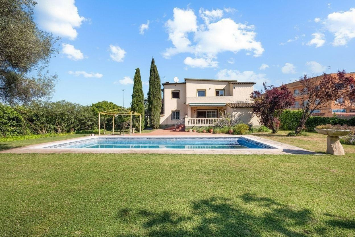 Villa con gran jardín y piscina, a 2,7km de la playa y 100m  - foto 2