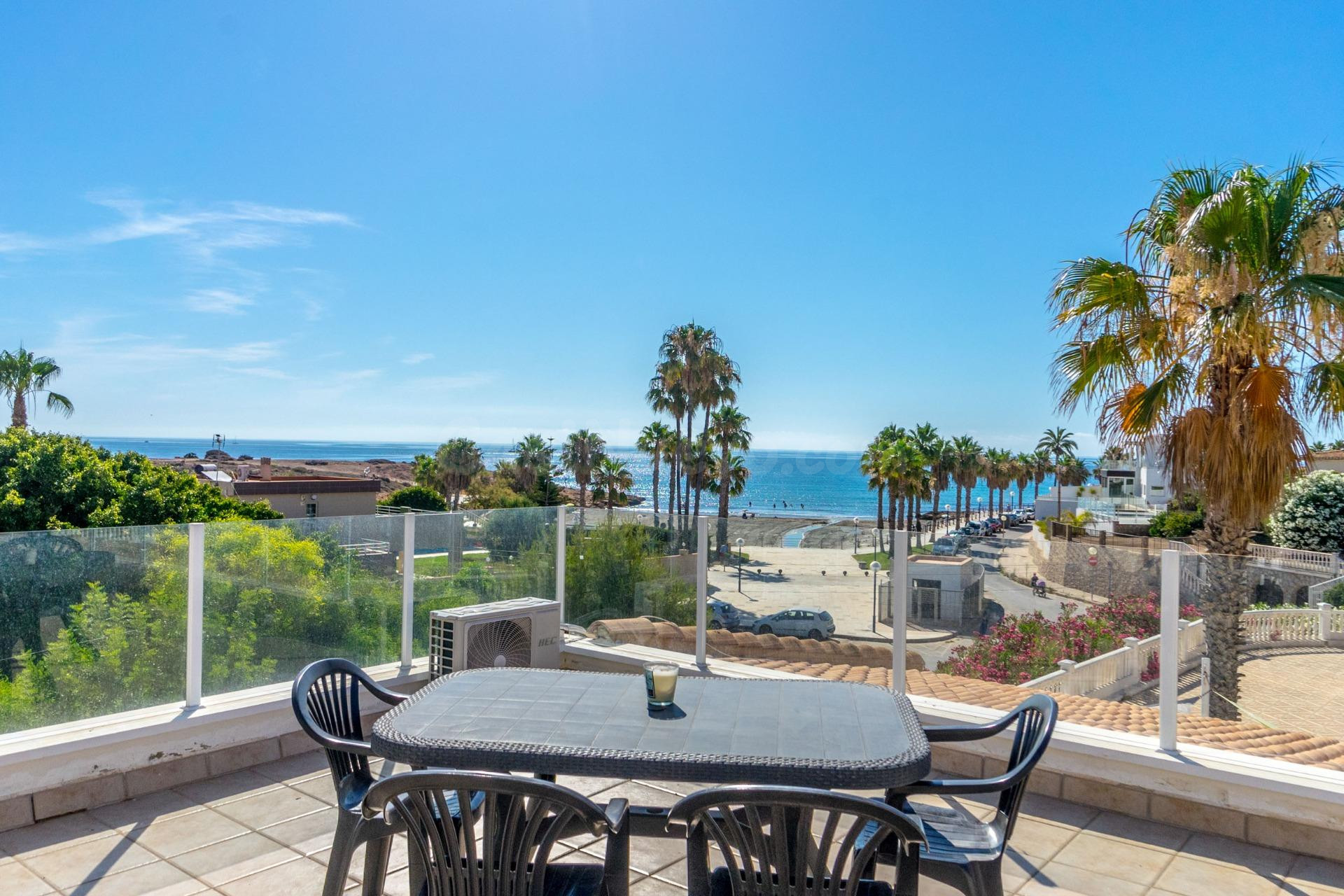 VILLA DE LUJO CON VISTAS AL MAR A 50 METROS DE LA PLAYA!