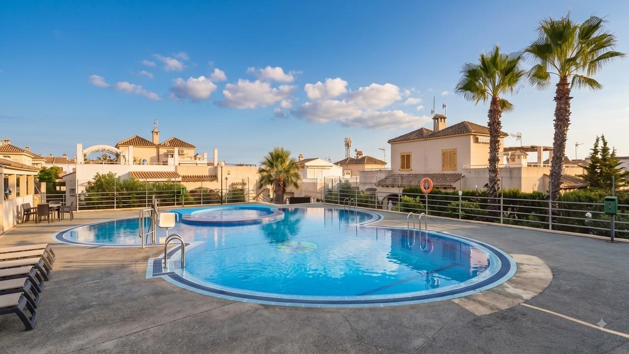 GRAN CHALET ADOSADO DE 3 DORMITORIOS CON PISCINA COMUNITARIA EN LOS ALTOS (TORREVIEJA)