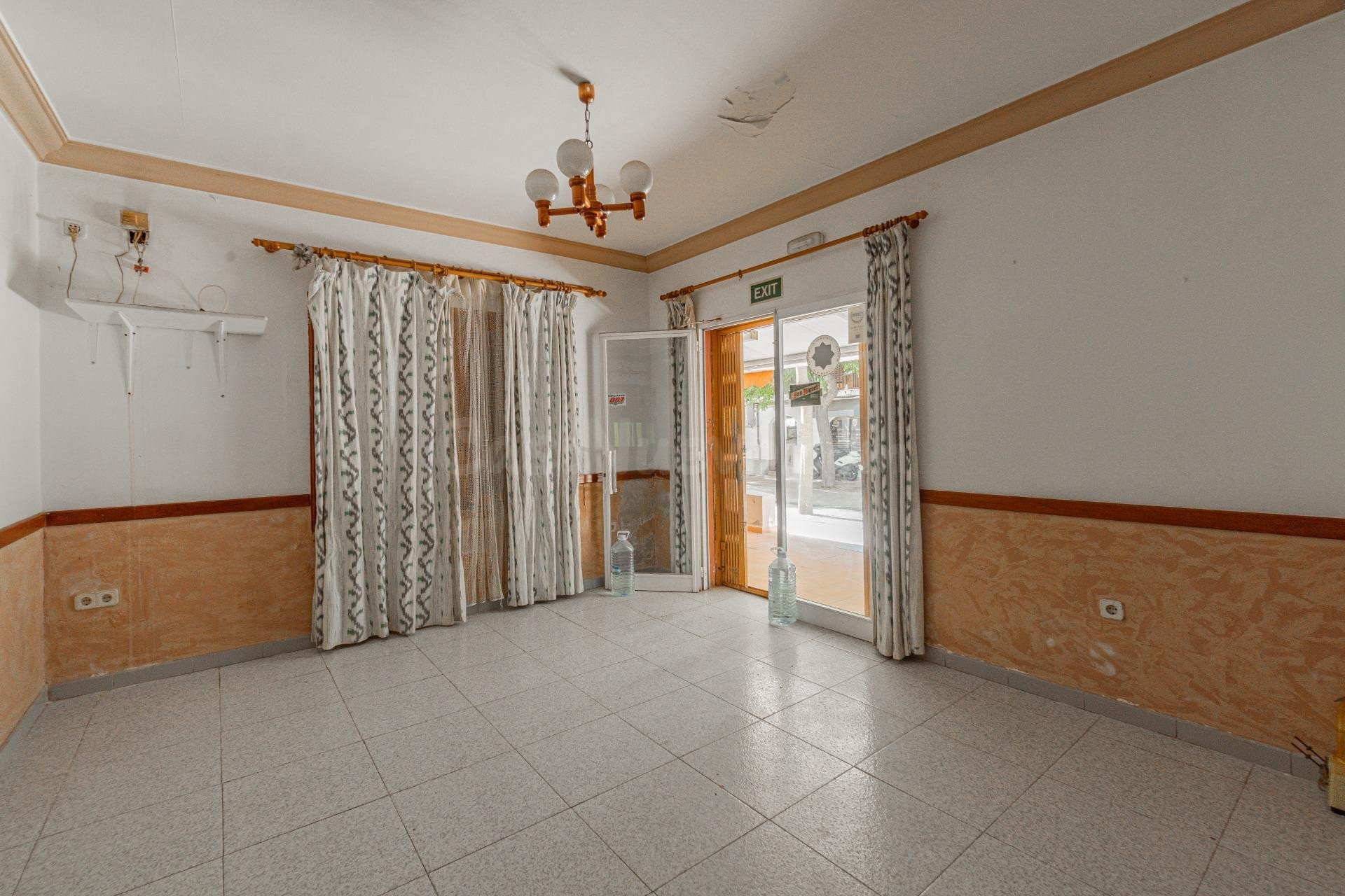 Vivienda con local y zona habitable a reformar en Cala Millor