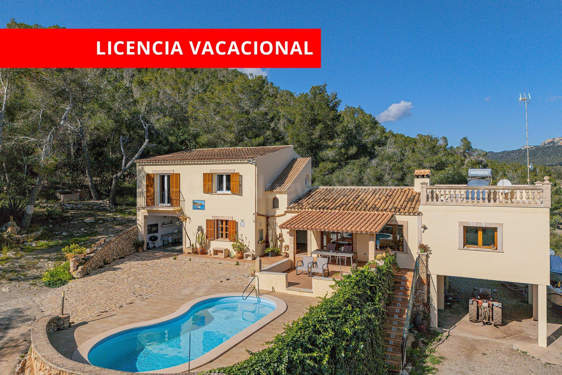 Finca con vistas al mar, piscina privada y licencia vacacional en Cala Murada.