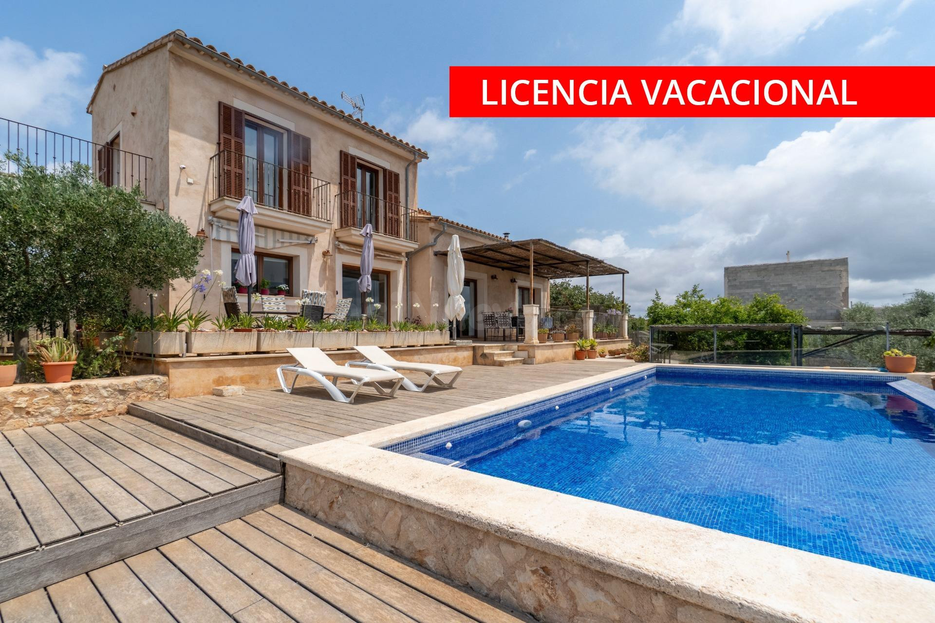 Chalet con piscina, licencia vacacional y vistas en Manacor