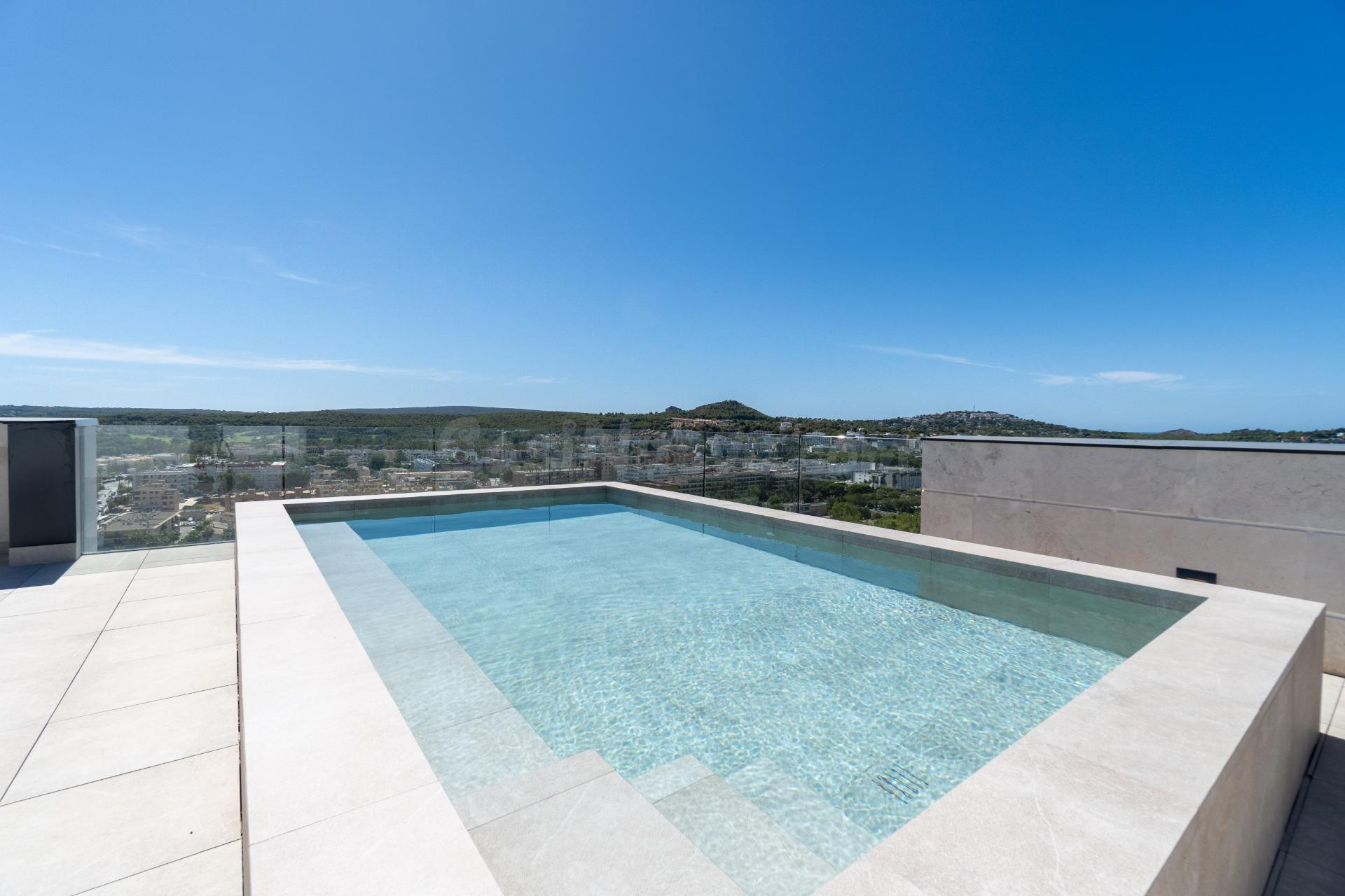 Ático a estrenar con piscina y vistas al mar en Santa Ponça