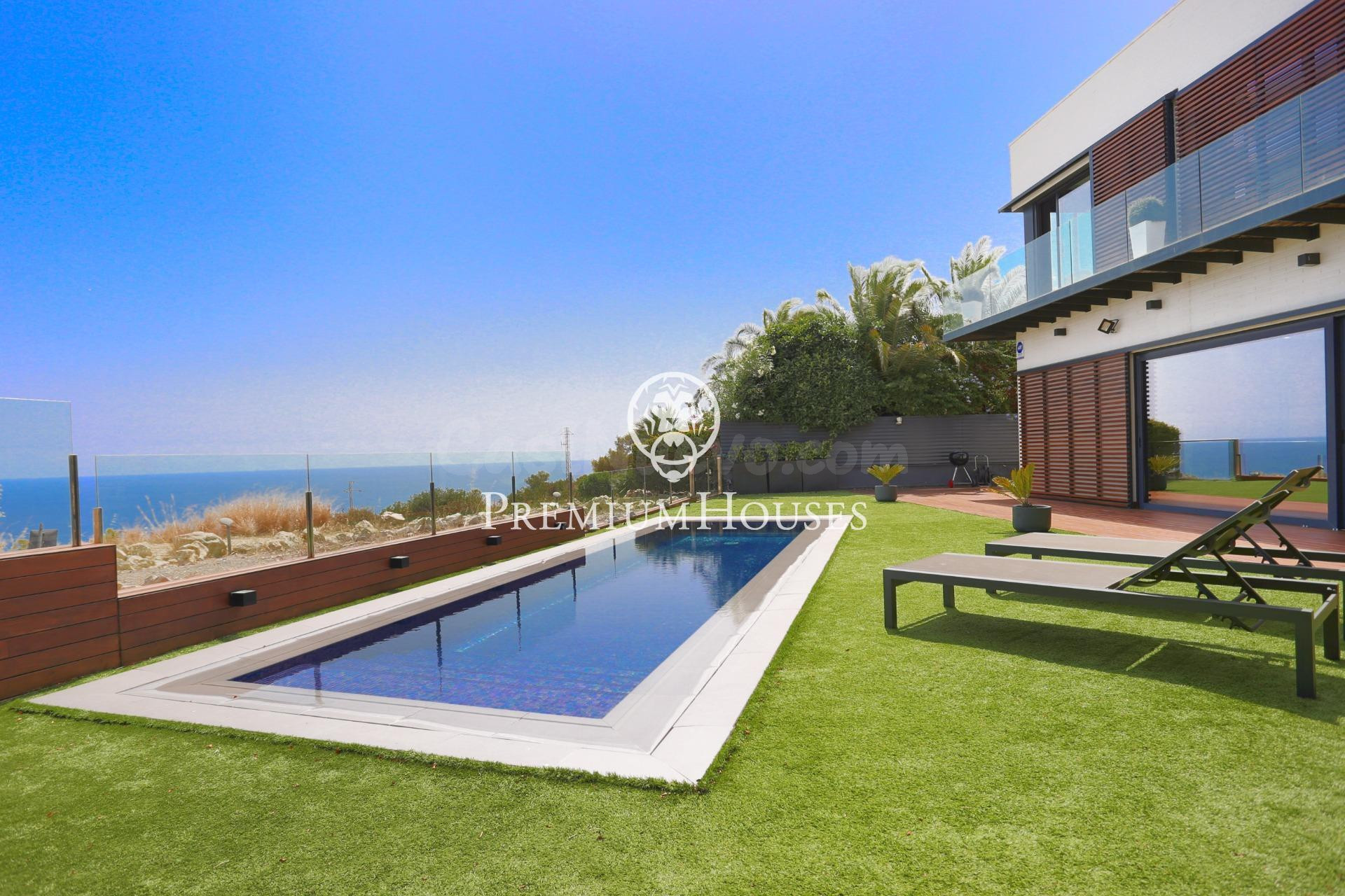 Casa independiente a la venta con vistas al mar en Montgavina