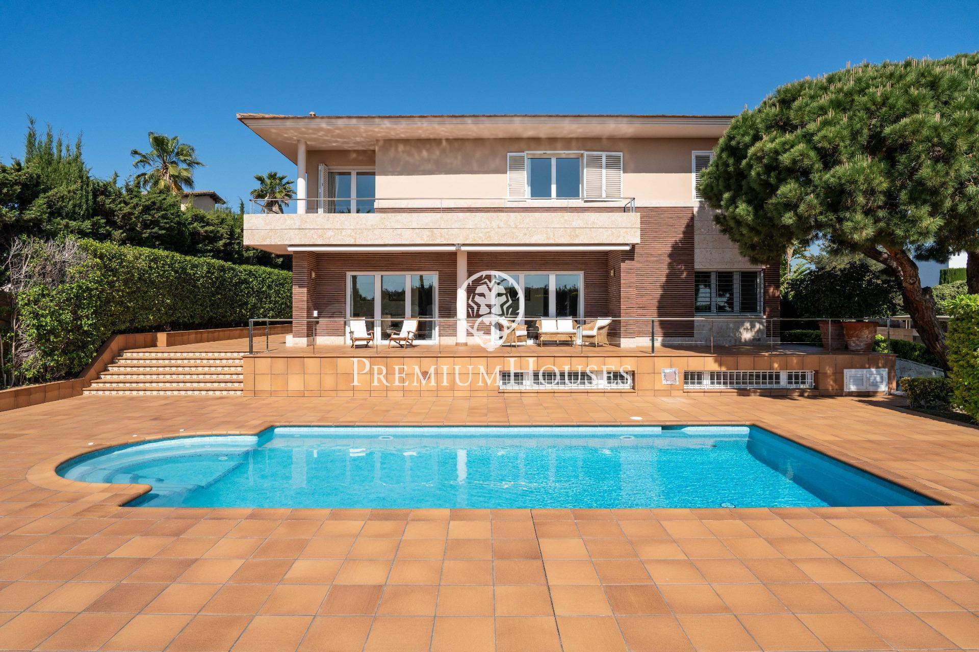 Villa exclusiva con doble parcela y vistas al mar