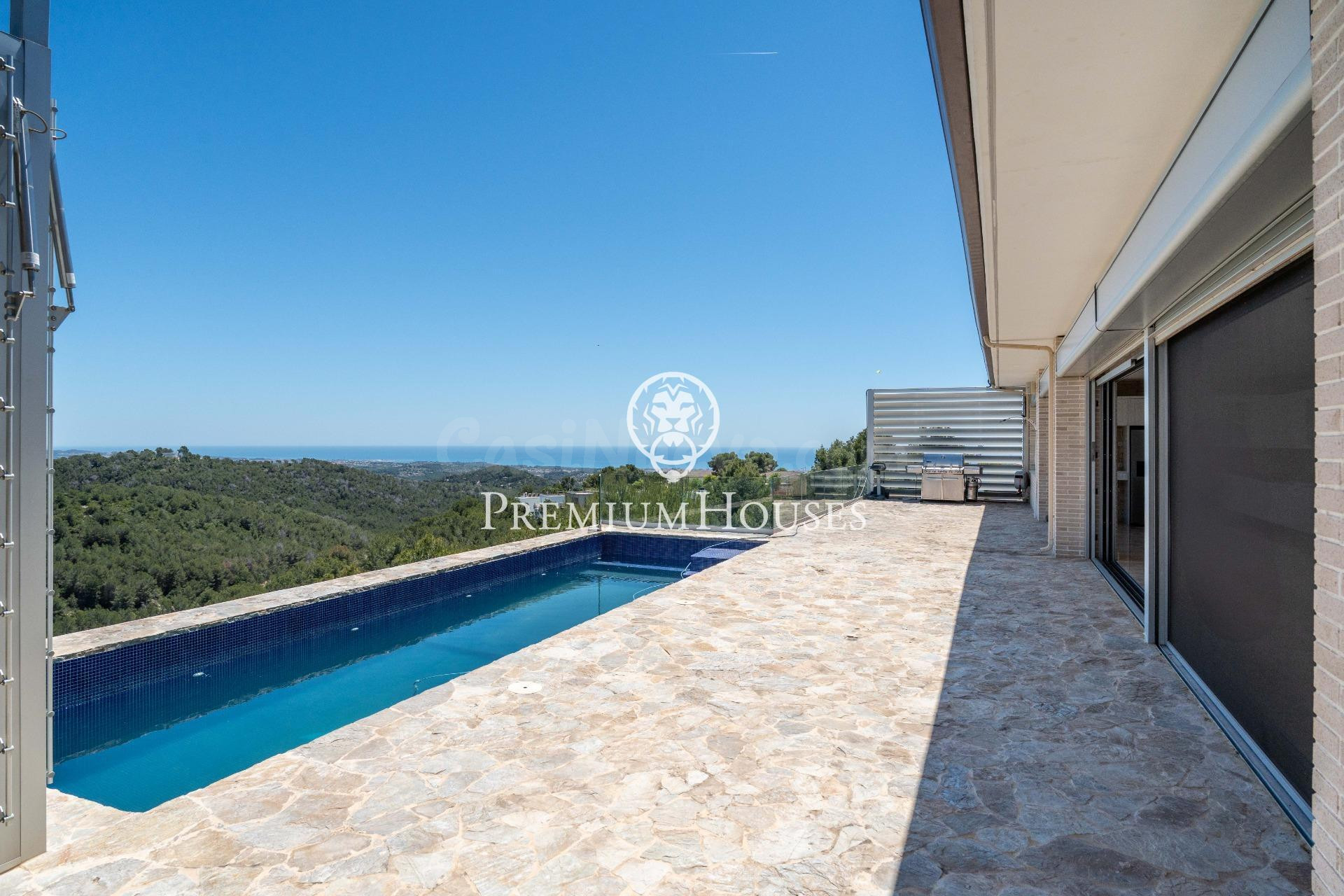 Casa a estrenar con vistas al mar y a la montaña