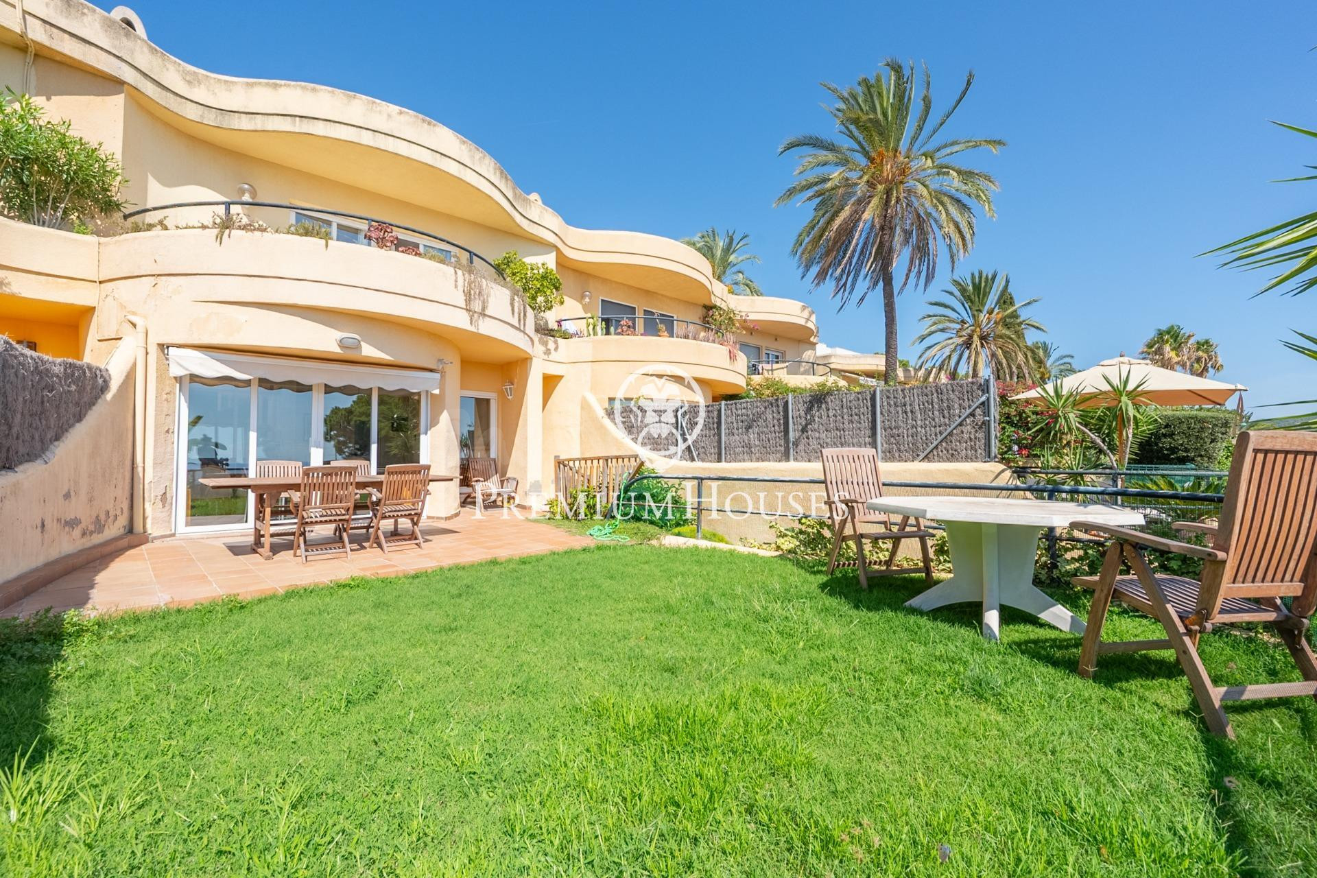 Adosado con piscina comunitaria y vistas del mar en Vallpineda