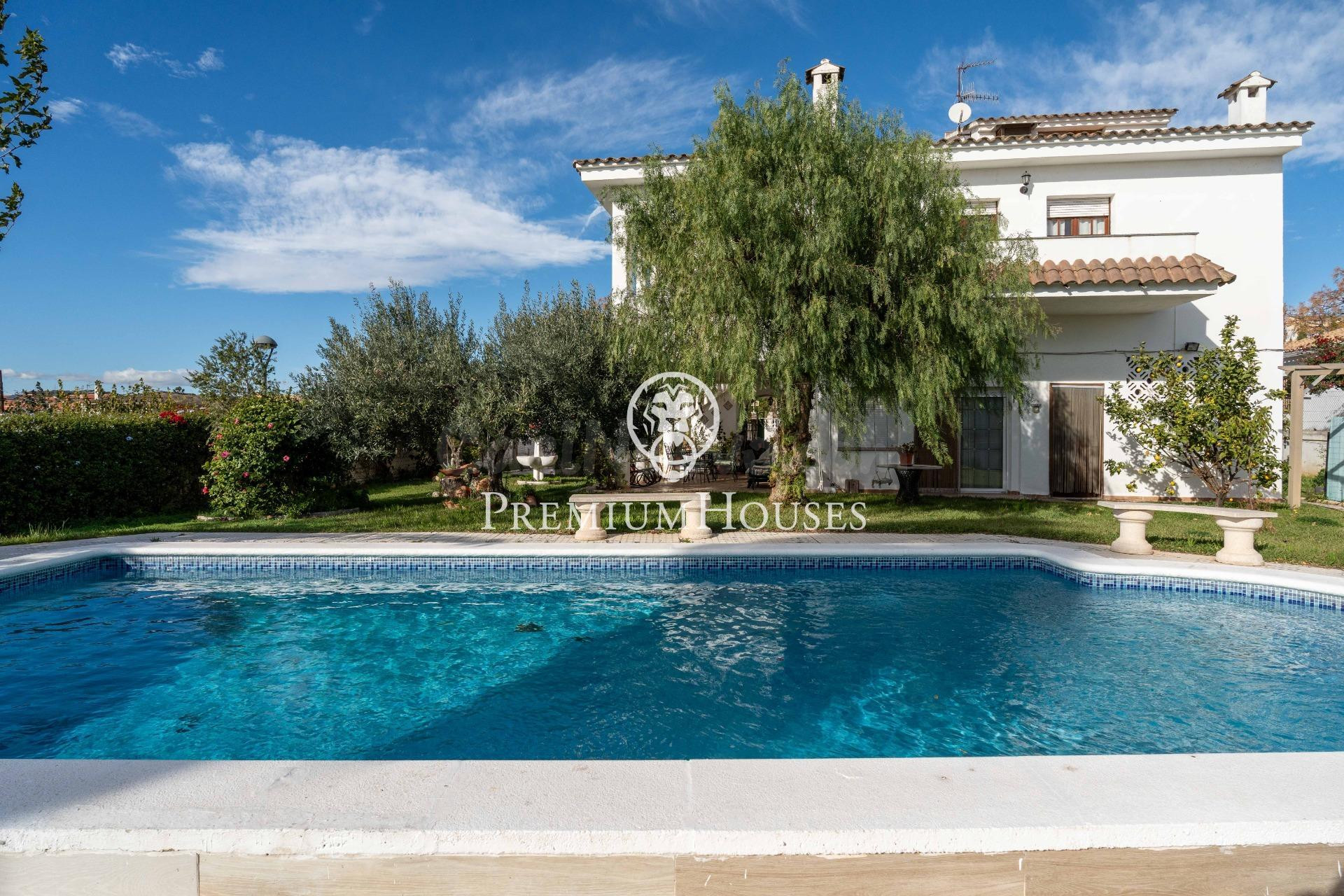 Casa independiente con jardín y piscina en Santa María