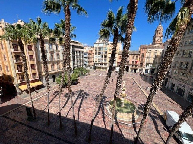 4 DORMITORIOS EN ULTIMA PLANTA EN CENTRO HISTORICO DE MALAGA.