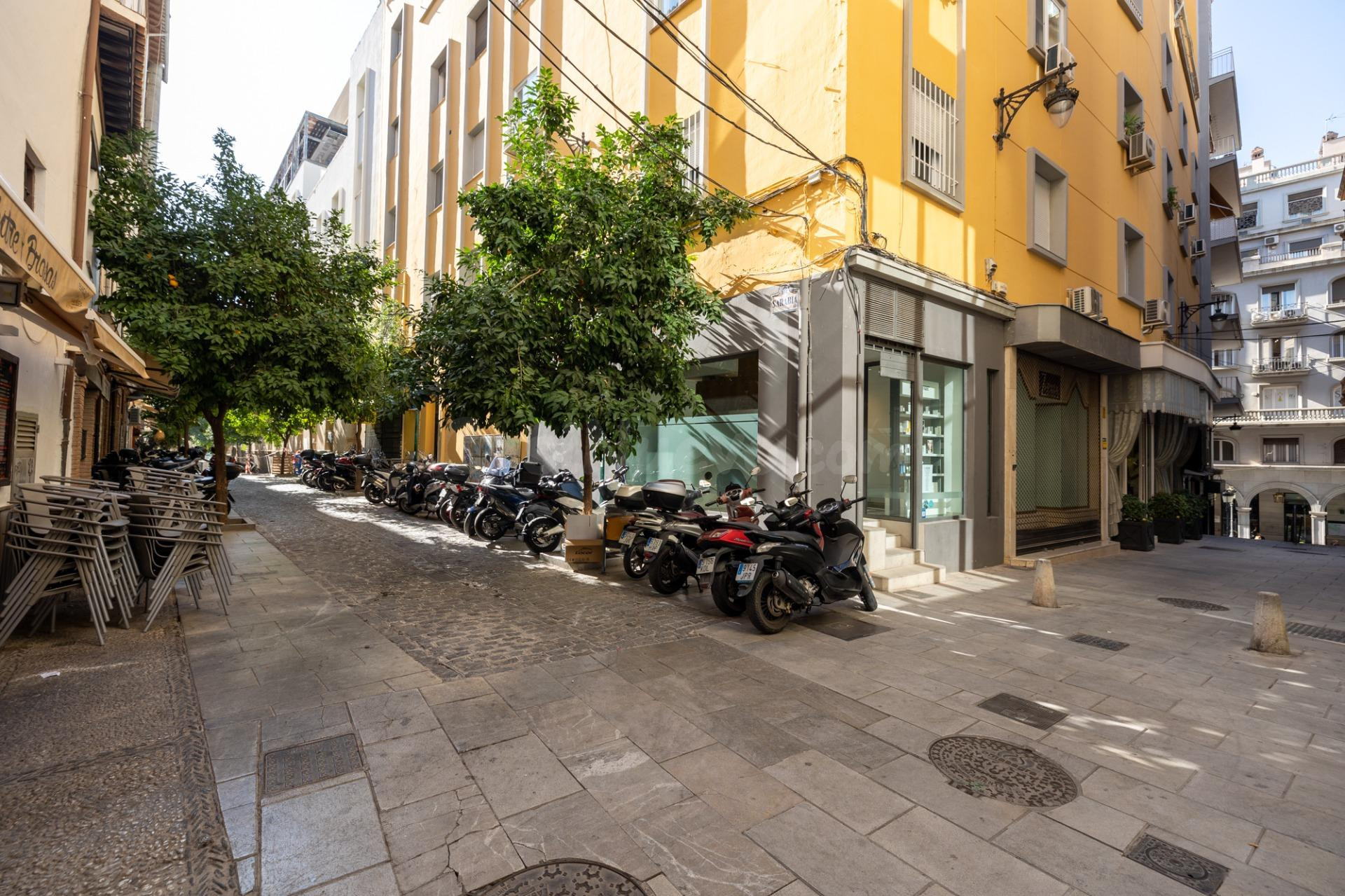 LOCAL COMERCIAL de 210 EN GRANADA.