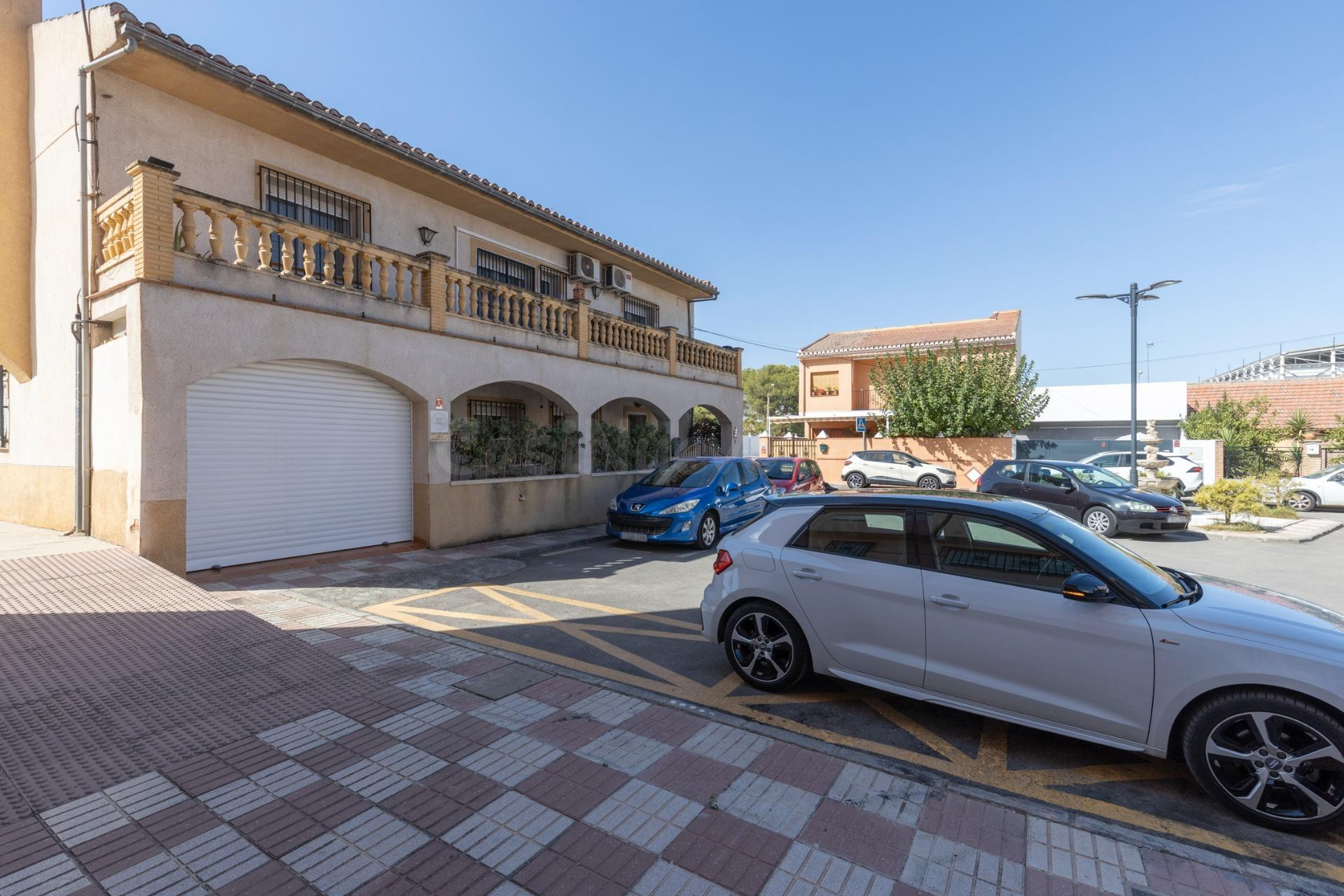 Casa en Armilla con terraza, patio y amplia cochera