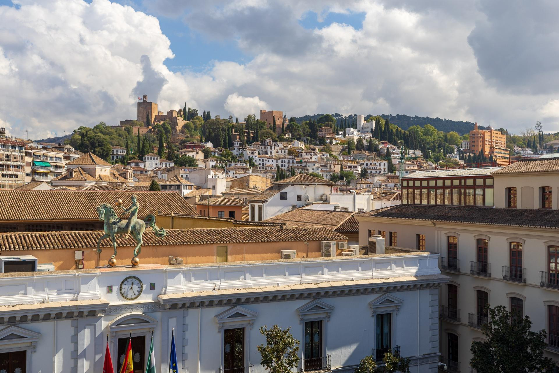GRAN PISO EN PLAZA DEL CARMEN FRENTE AL AYUNTAMIENTO.