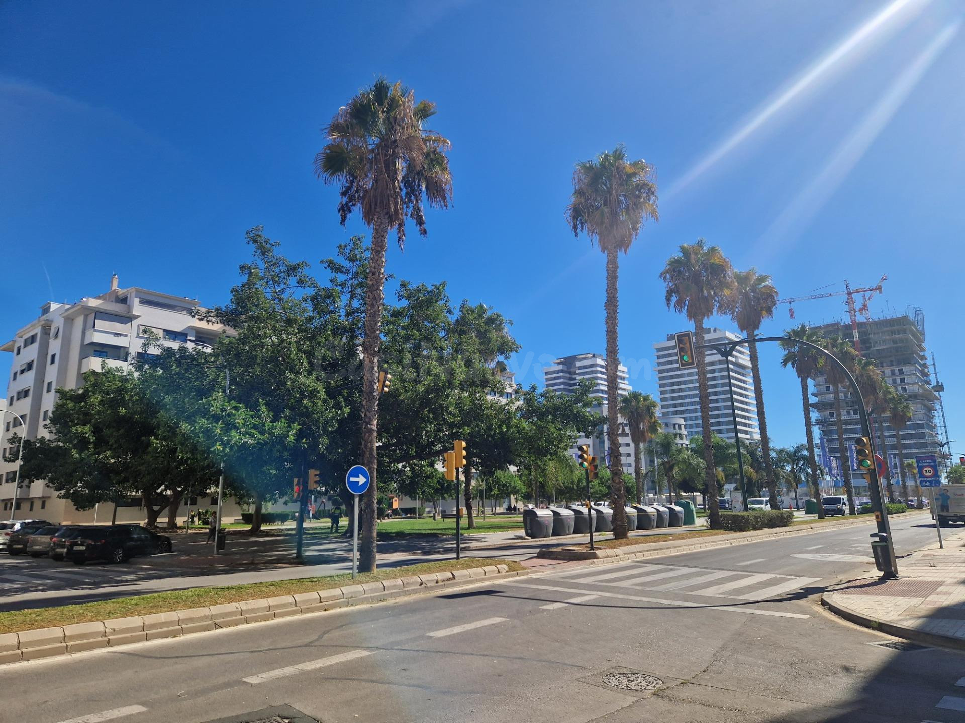 ¡Venta de Plaza de Aparcamiento Amplia al lado del Paseo Marítimo Antonio Banderas en Málaga!