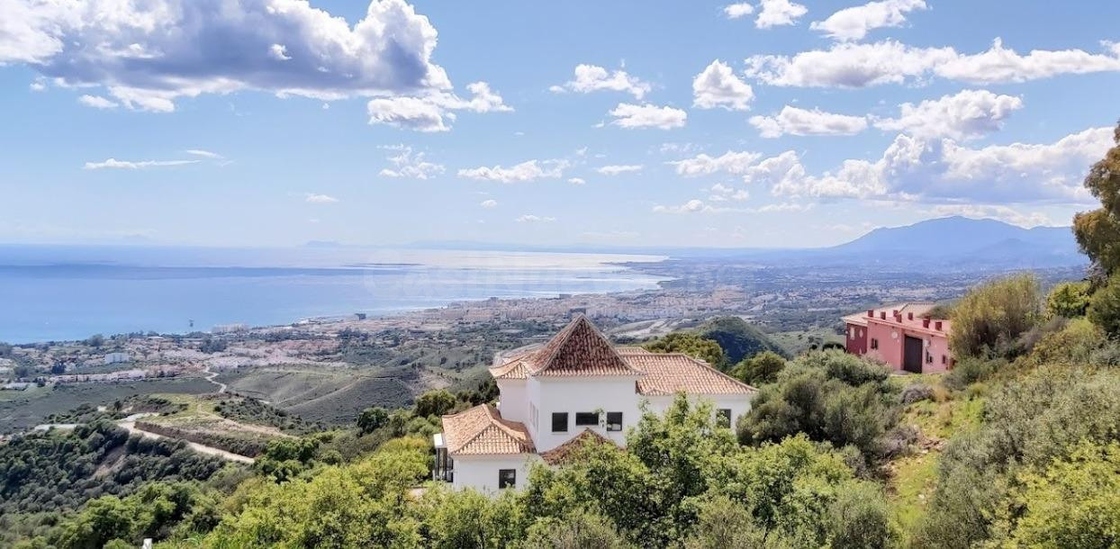EXLUSIVO TERRENO CON PROYECTO DE VILLA  EN MARBELLA, MÁLAGA