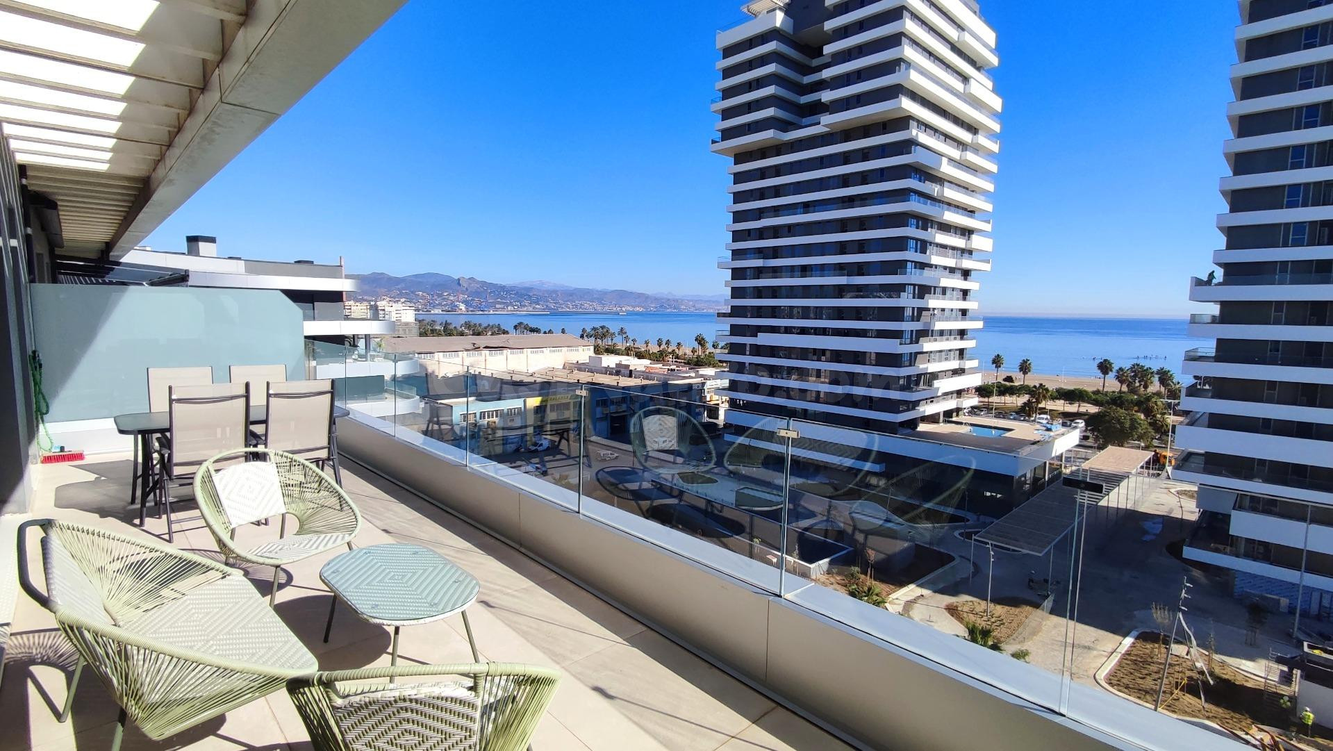 EXLUSIVO ÁTICO CON TERRAZA Y VISTAS AL MAR EN RESIDENCIAL HALIA, MÁLAGA