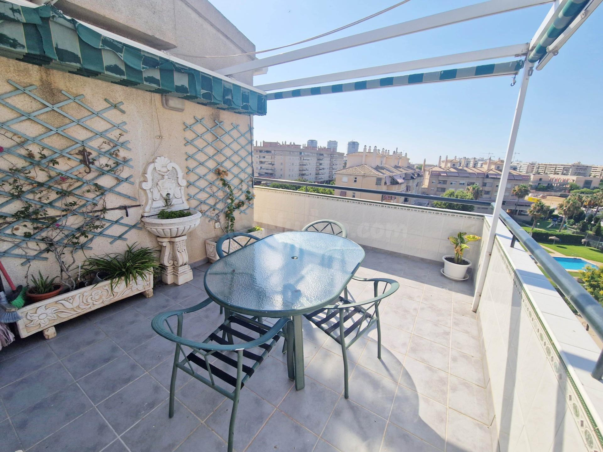 Ático de Lujo con Vistas 360º, Terraza de 111 m2 y Chimenea en Parque Litoral – Málaga
