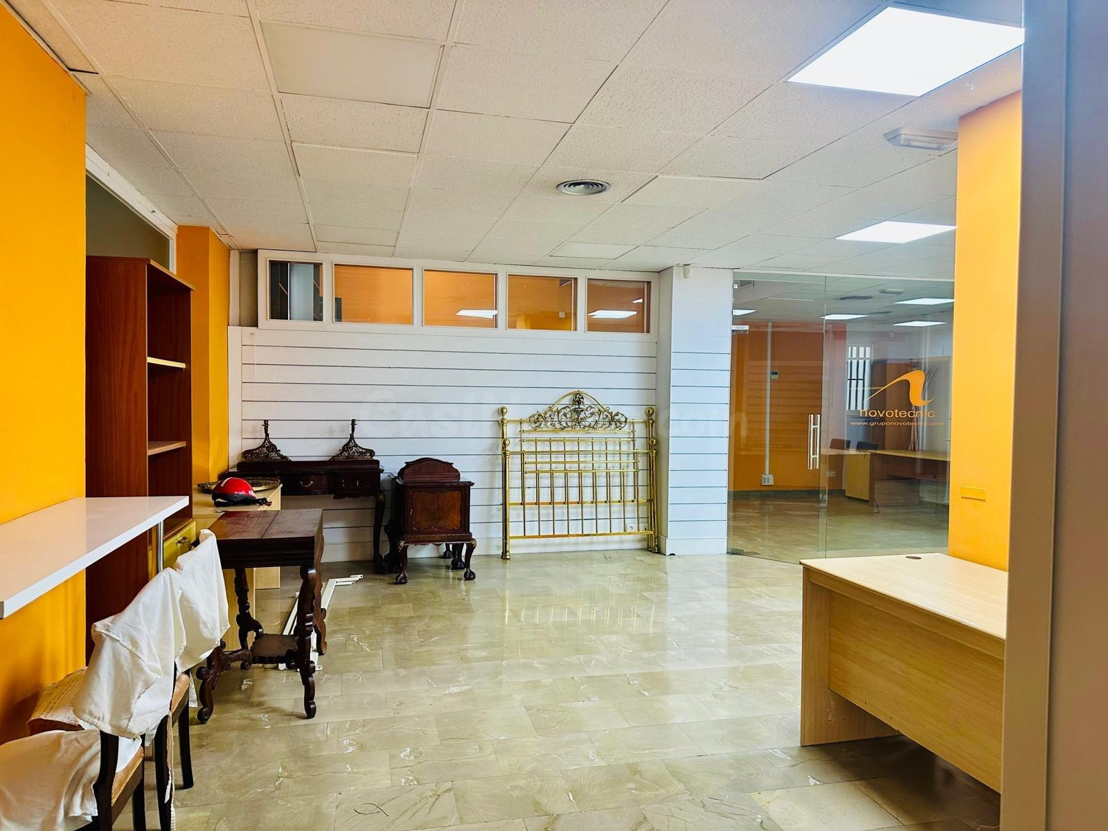 LOCAL COMERCIAL PARA OFICINA O DESPACHO PROFESIONAL EN EL CENTRO DE GRANADA