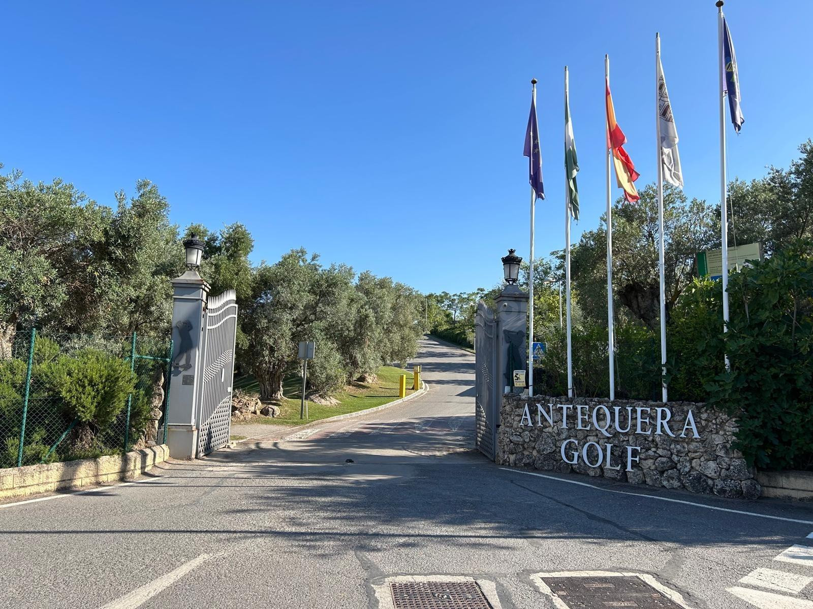 EN EXCLUSIVA PARCELA URBANA EN ZONA CAMPO DE GOLF