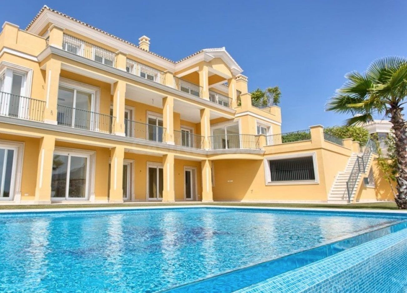 BONITA VILLA CLÁSICA CON VISTAS AL MAR EN ZONA DE GOLF