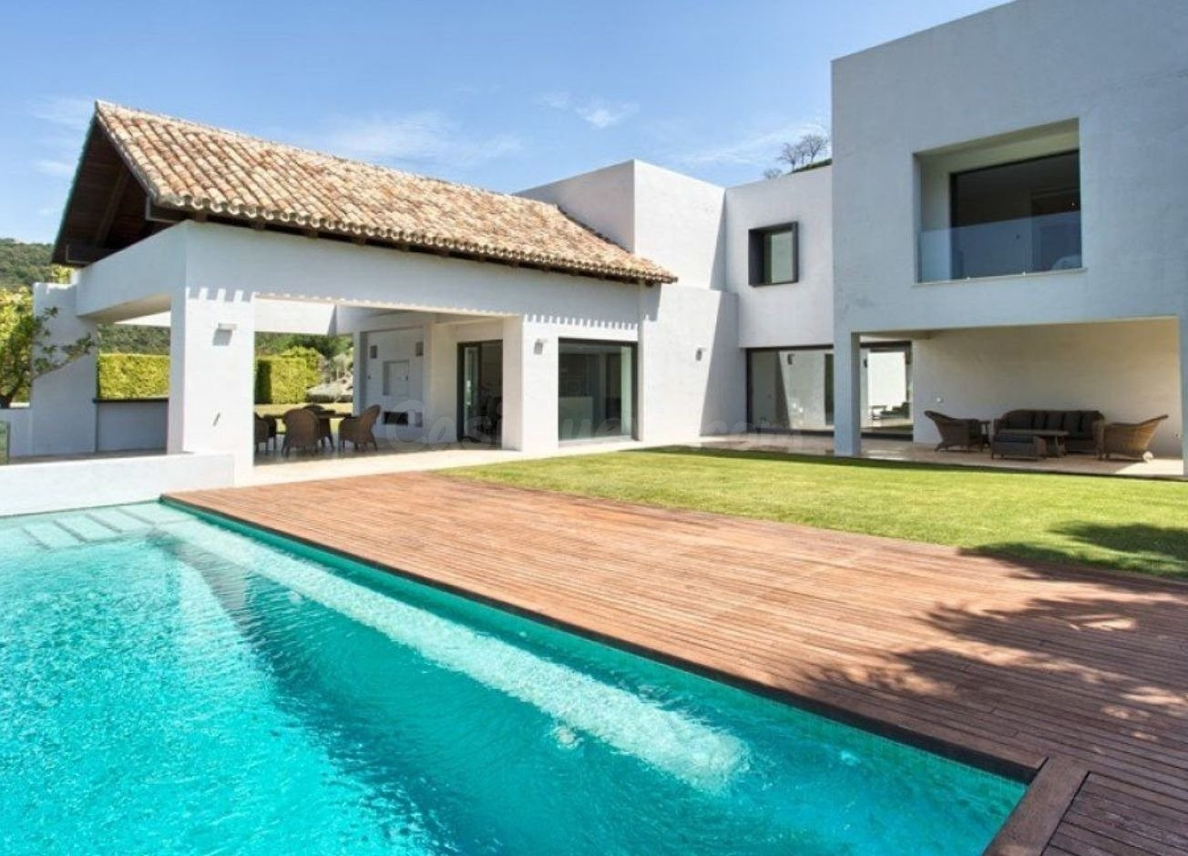 VILLA CONTEMPORÁNEA CON VISTAS AL GOLF Y A LA MONTAÑA