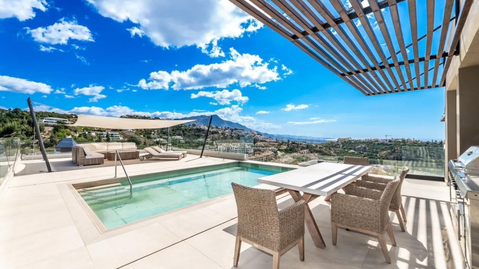 Magnífica Villa Moderna de 7 Dormitorios con Impresionantes Vistas al Mar en Los Arqueros, Benahavís