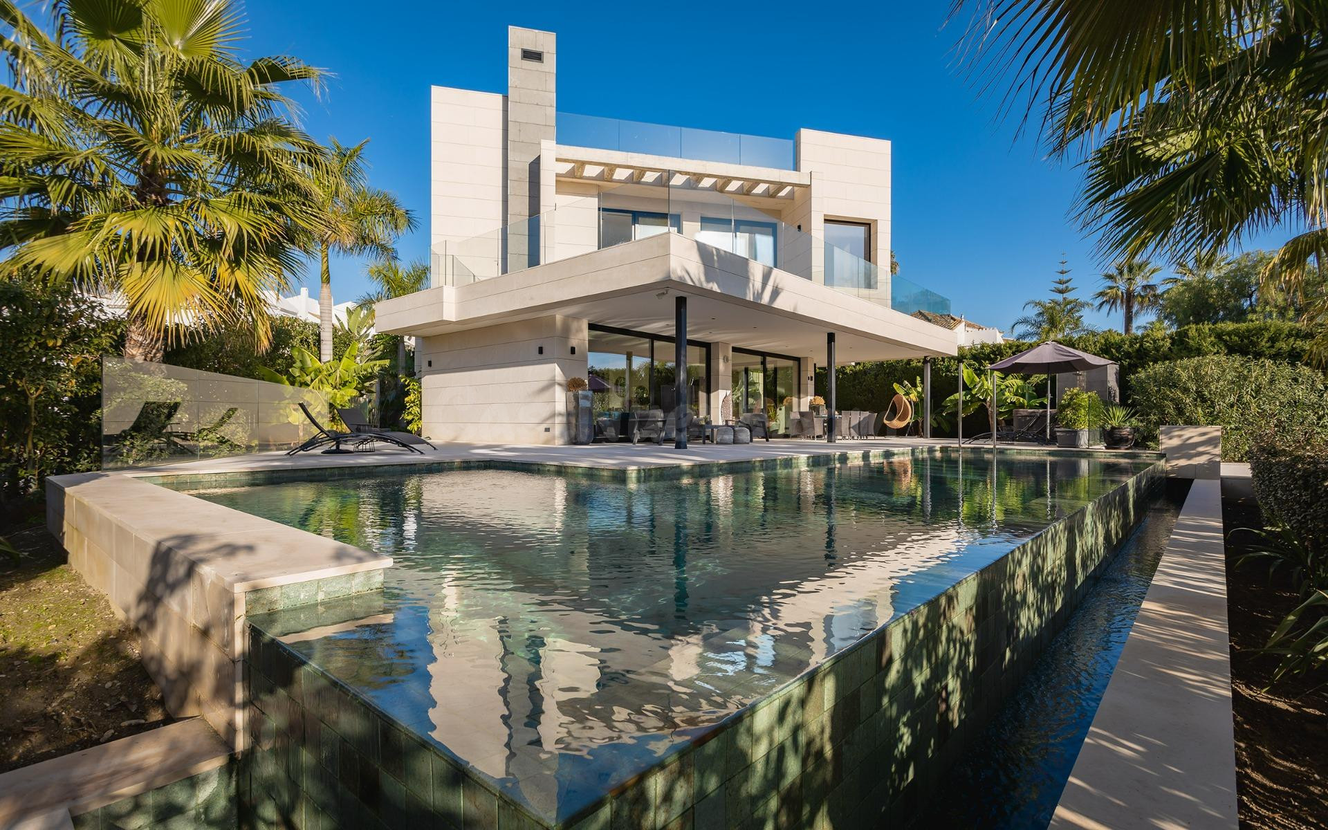 VILLA A ESTRENAR CON VISTAS A LA MONTAÑA  - MARBELLA