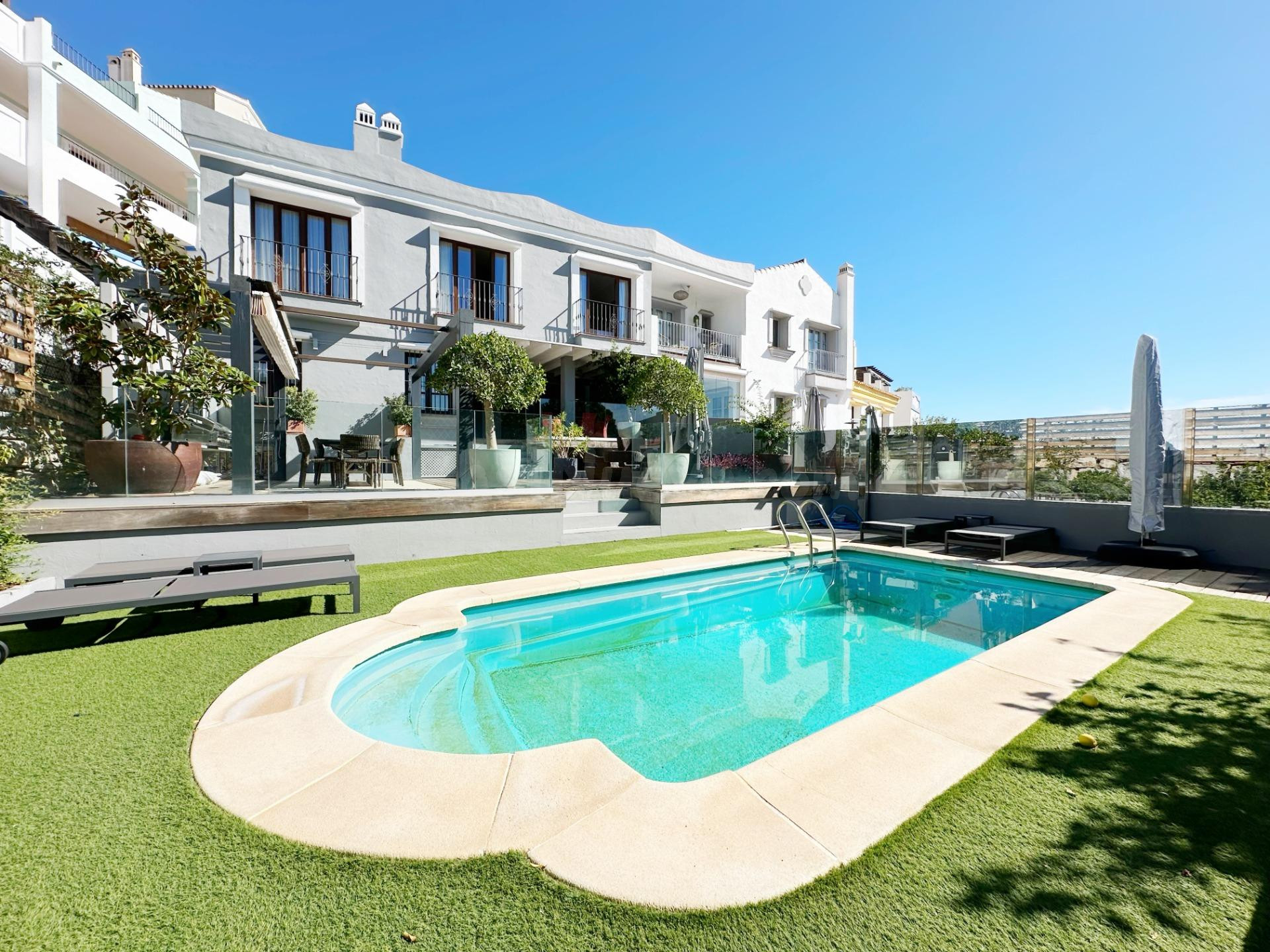 Impresionante Casa en La Heredia con Vistas Panorámicas al Mar, Montañas y Golf
