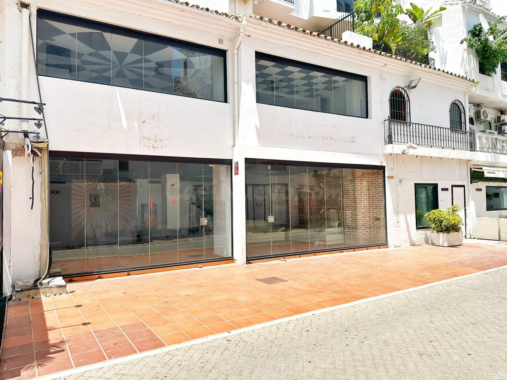 Local Comercial de Lujo en Venta en Puerto Banús a 100m del Mar