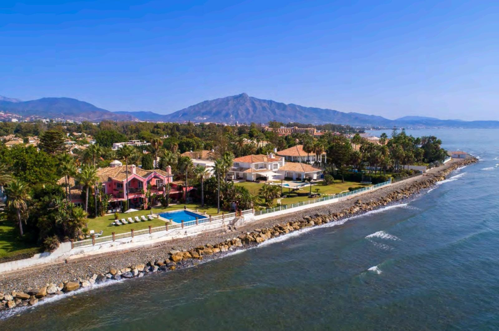 Villa de lujo en primera línea de playa en Casasola – New Golden Mile, Estepona