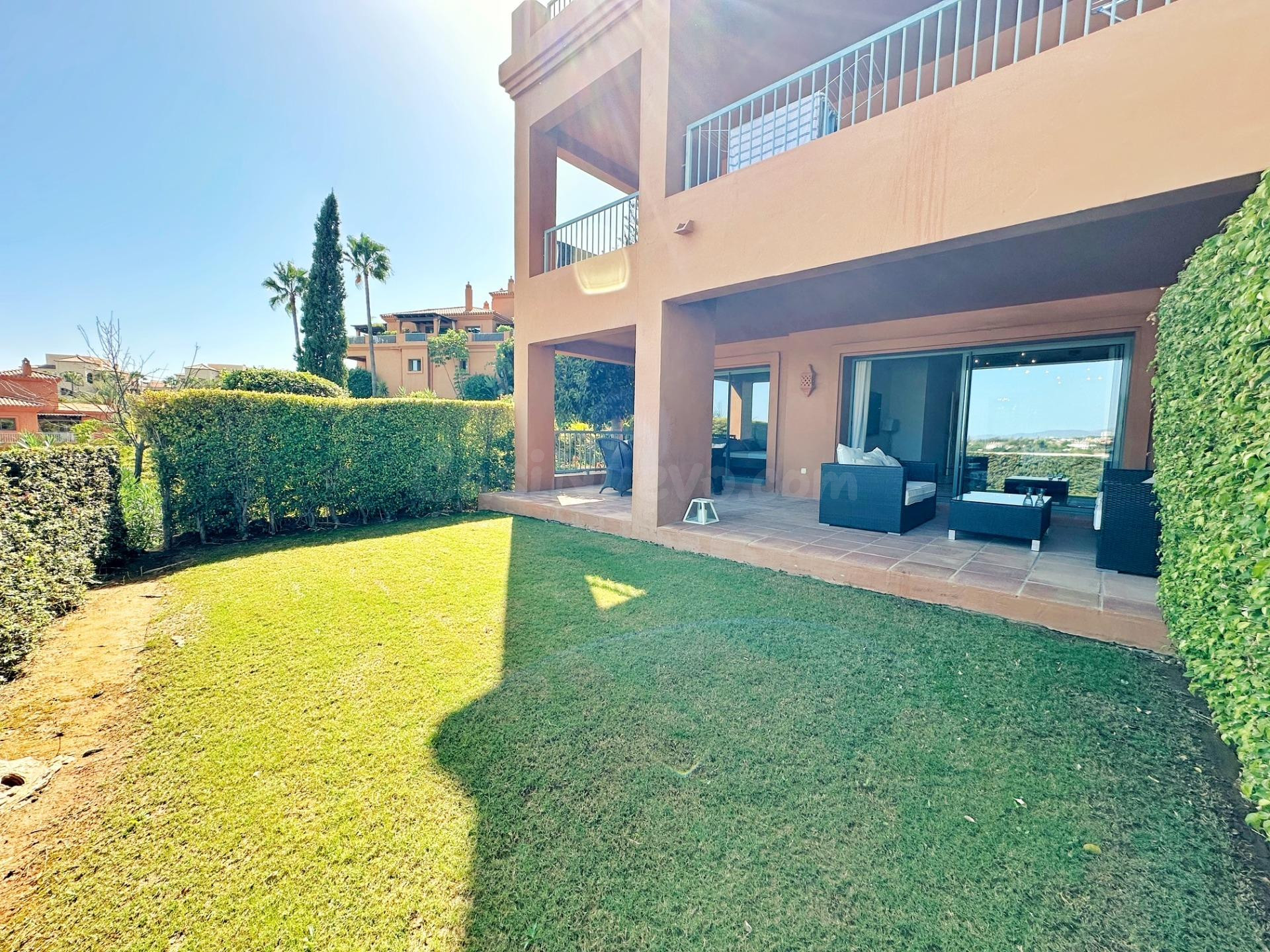Apartamento de lujo en alquiler en Benatalaya, Atalaya – Estepona | Terraza, jardín y vistas al mar y la montaña