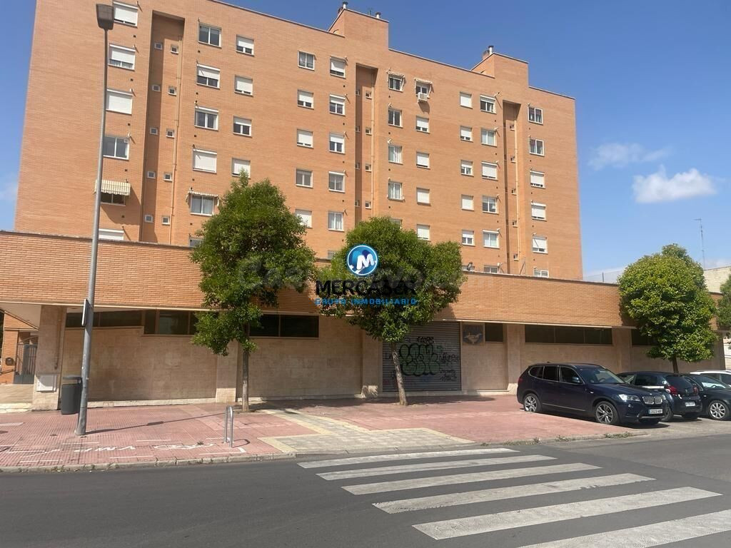 Se alquila estupendo Local comercial en Calle Santander, Alcala de Henares. Madrid
