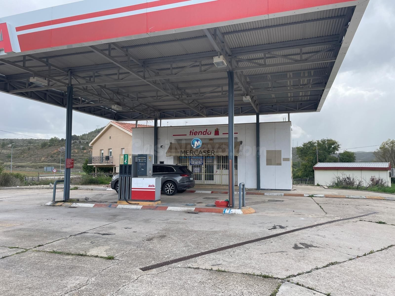 Terreno industrial en venta con edificio de gasolinera contruido en su interior.