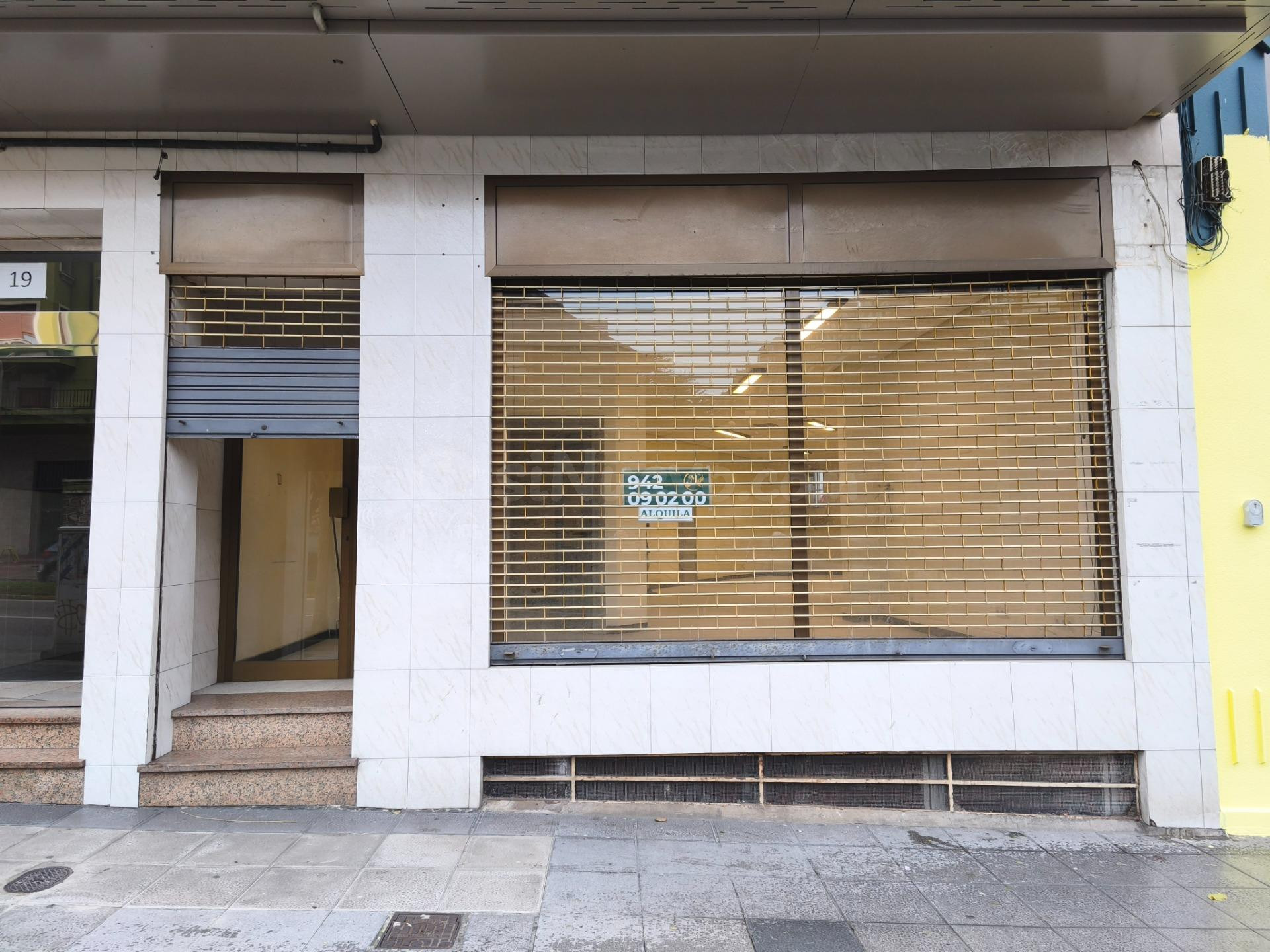 Local 100 metros Avenida Valdecilla, 19