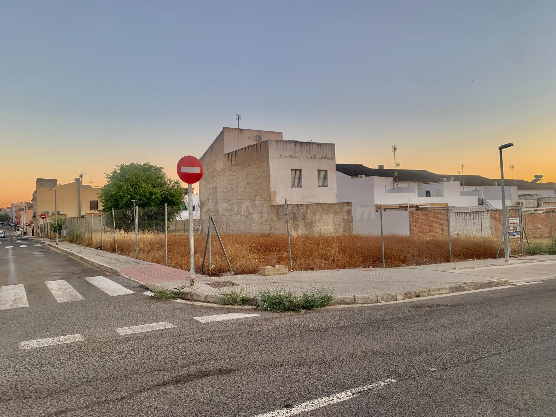 MAGNIFICO SOLAR URBANO CON 224 M2 DE SUPERFICIE EN CANTILLANA (SEVILLA)