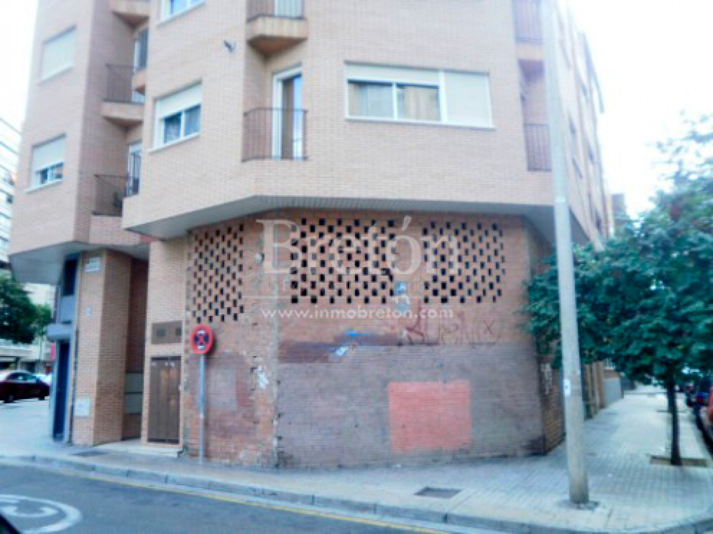 Interesante local junto a Parque Roma