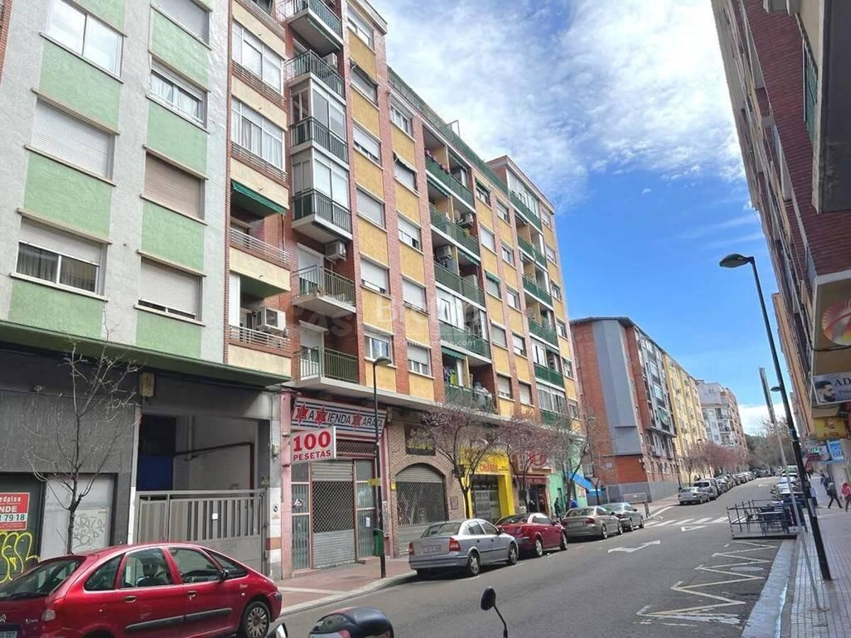 Amplio local semi-esquina con Avenida de Madrid.