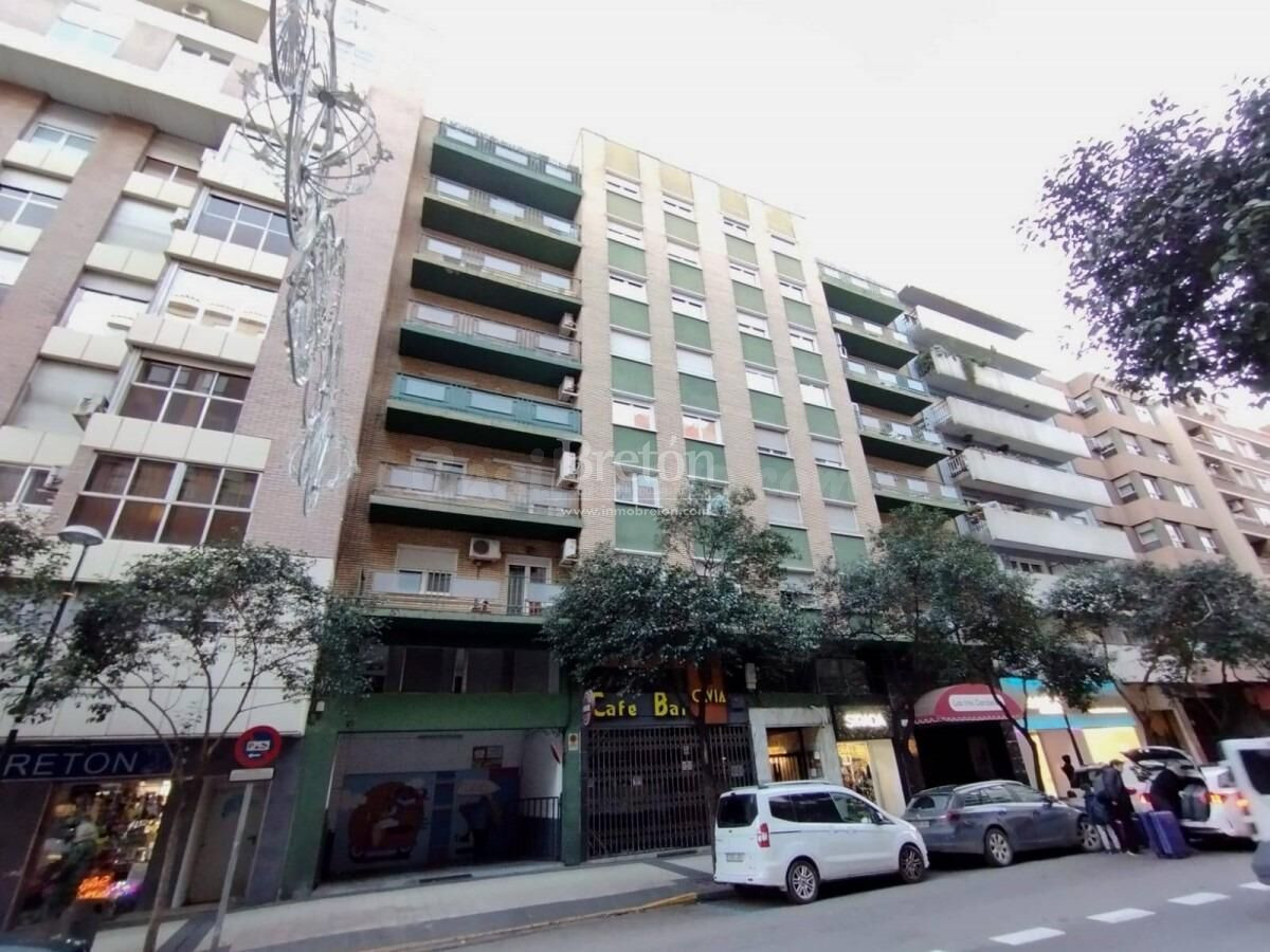 Interesante plaza de garaje en calle Tomás Bretón.