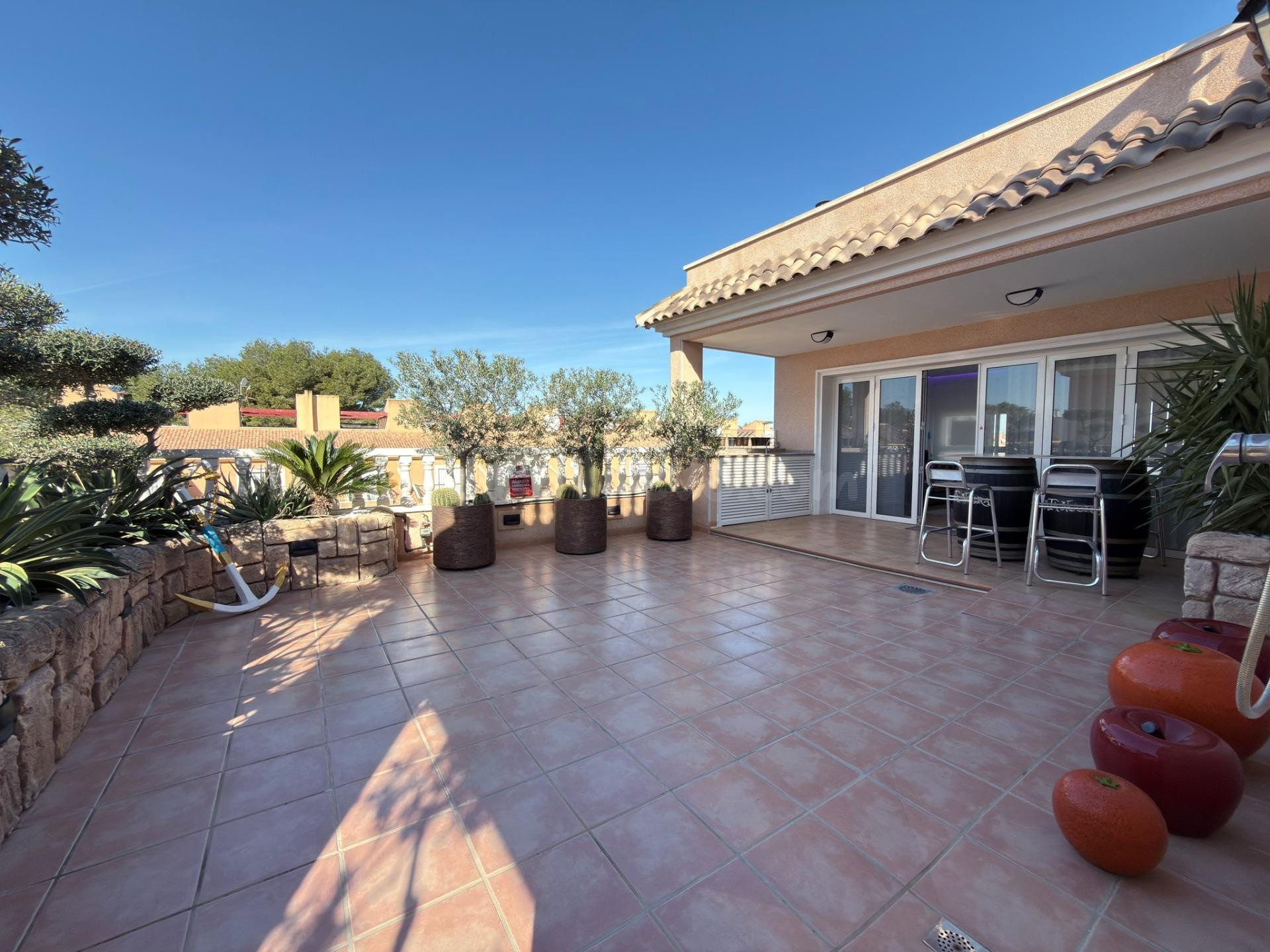 Apartamento con 3 dorm, 2 baños, piscina comunitaria y spa, amplio terraza en zona de Villamartin