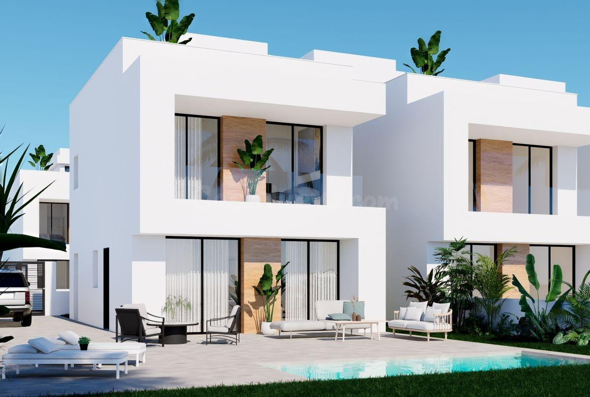 Villas con 3 dormitorios, 2 baños, solarium y piscina privada en zona de La Zenia