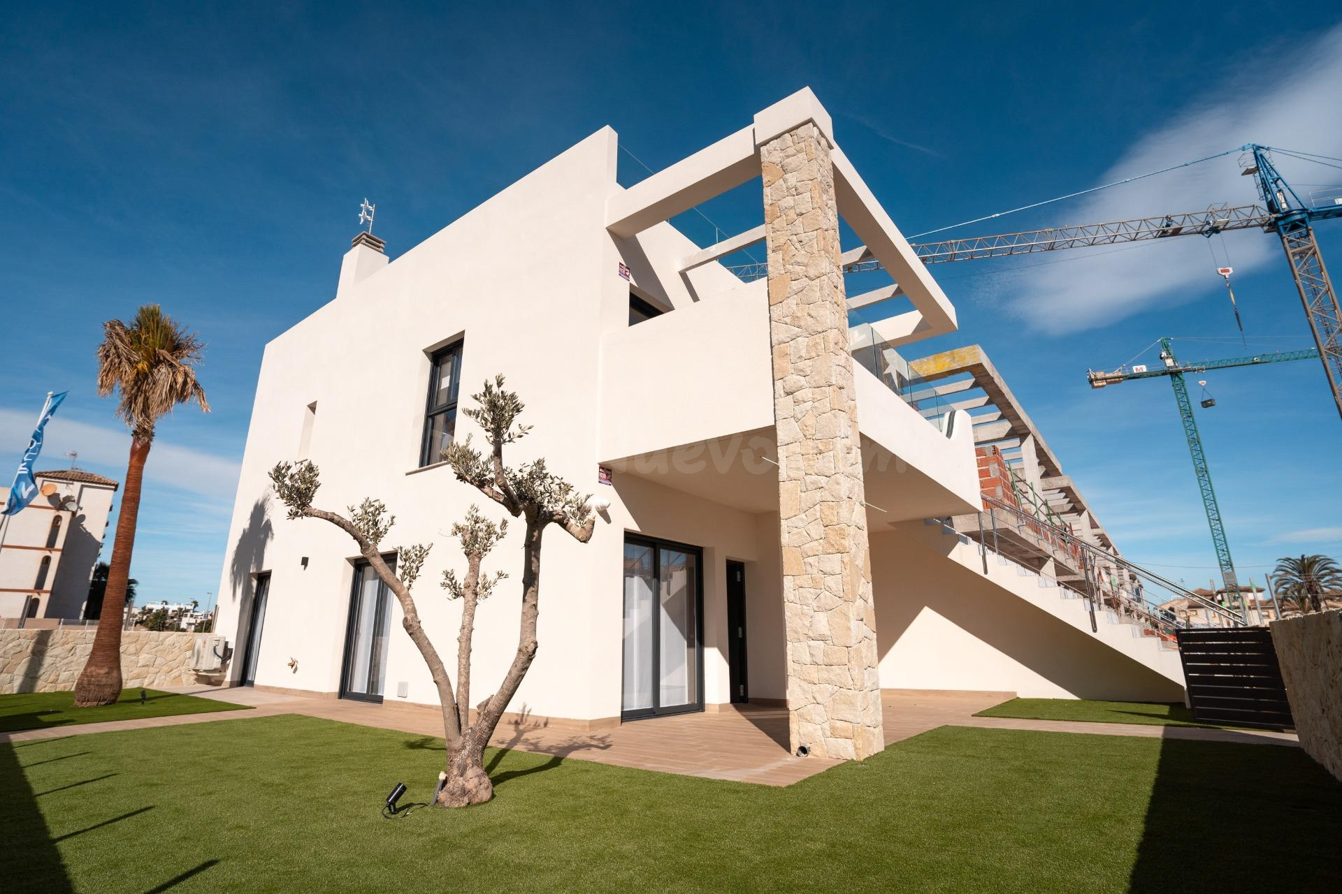 Apartamentos de 2 o 3 dormitorios, 2 baños, piscina comunitaria en zona Pilar de La Horadada