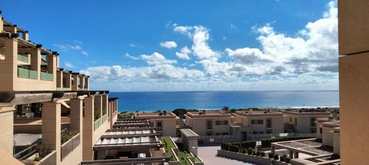 Apartamento de 2 dormitorios y 2 baños con vistas al mar, ubicado en Arenales del Sol