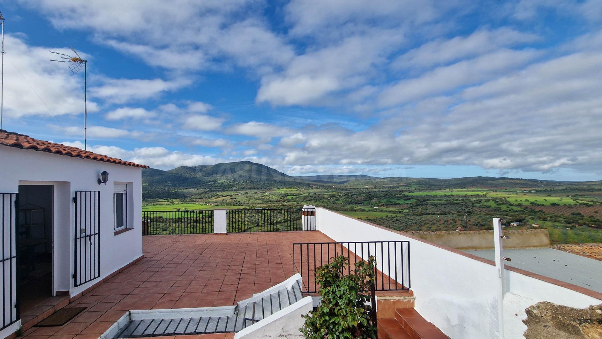 CASA EN VENTA CON LICENCIA TURÍSTICA CON MARAVILLOSAS VISTAS EN NOGALES-BADAJOZ