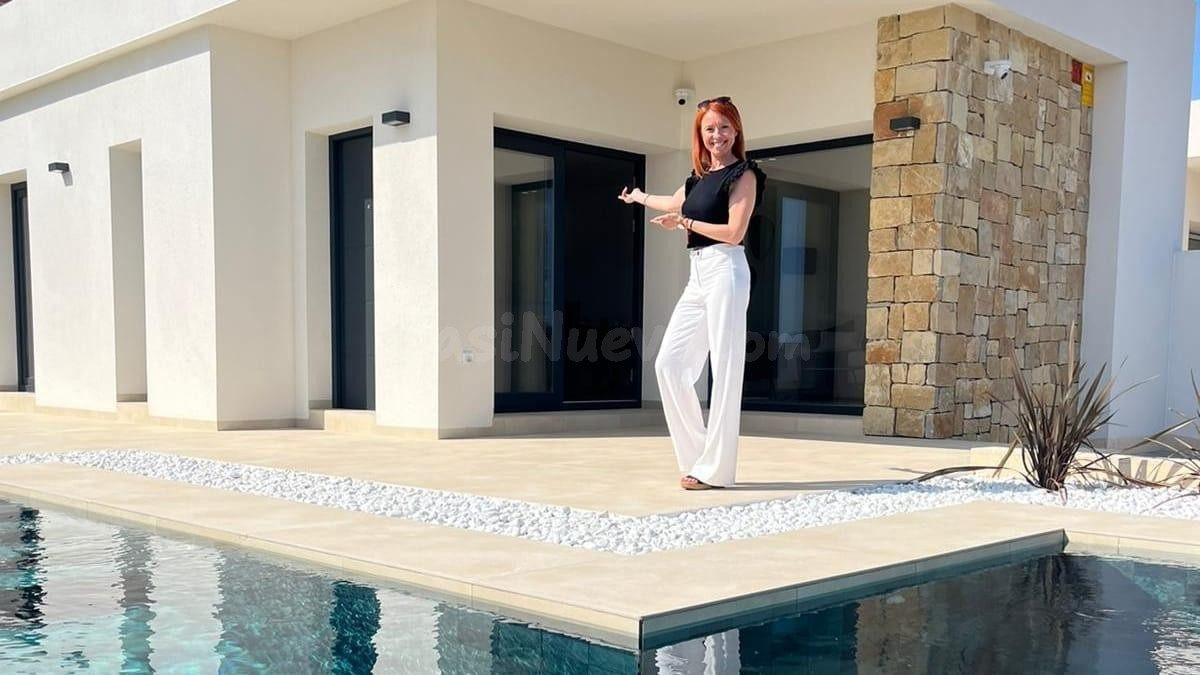 FANTÁSTICA VILLA DE OBRA NUEVA EN ZONAS MUY VERDES EN  FINESTRAT CON PISCINA PROPIA