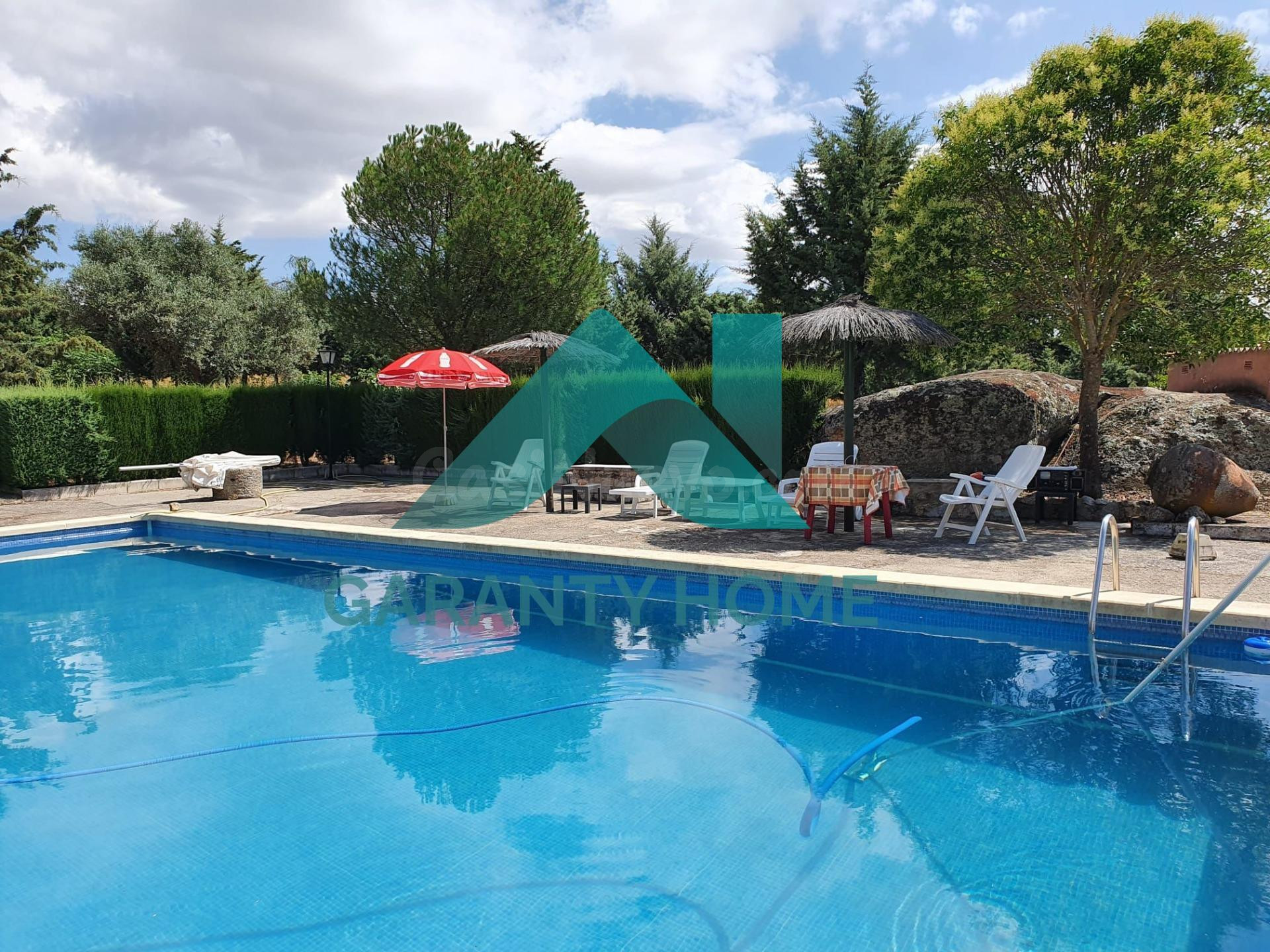 Se VENDE magnífico Chalet con Parcela en Arroyo de la Luz - foto 2