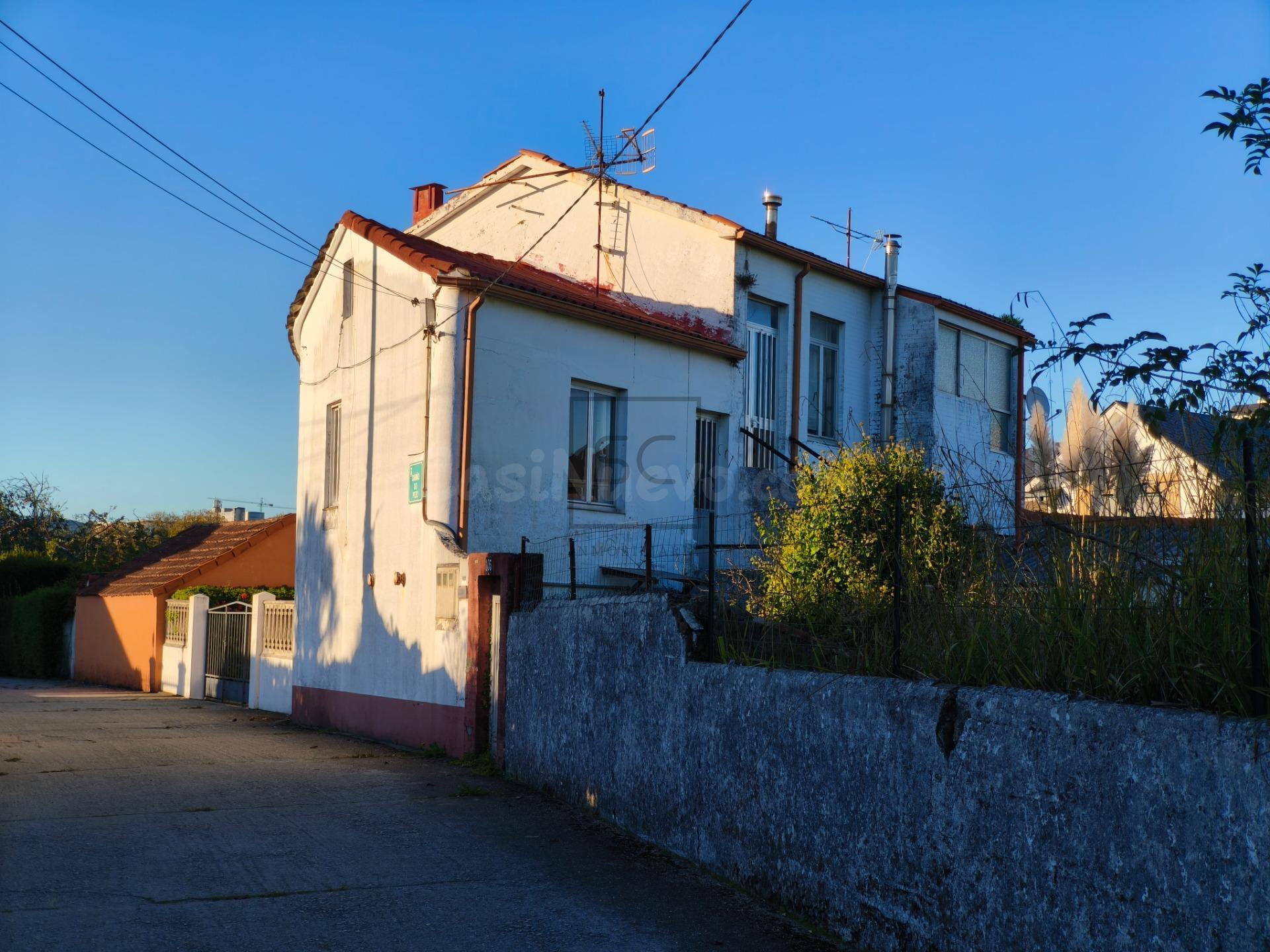 Dos viviendas independientes con finca en Ferrol